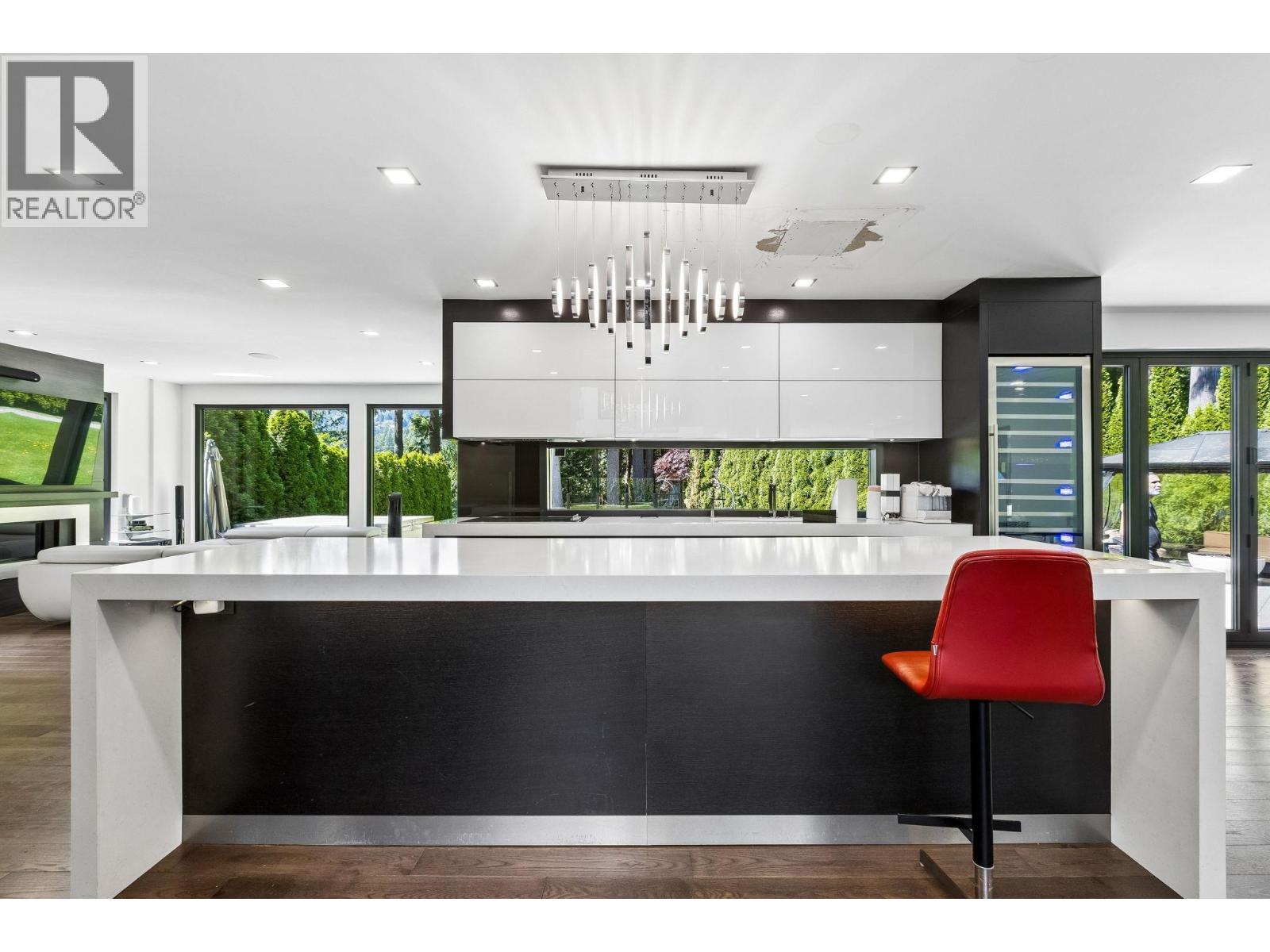 4577 Capilano Road, North Vancouver, British Columbia  V7R 4K2 - Photo 3 - R3137820