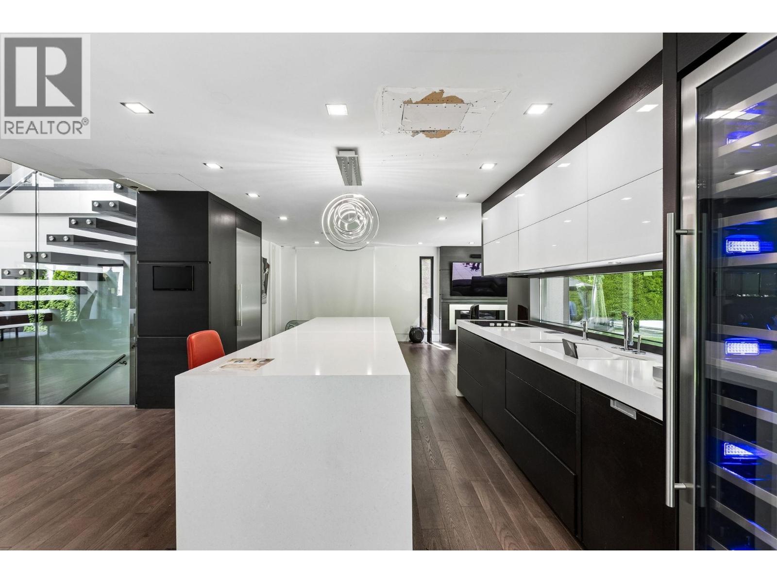 4577 Capilano Road, North Vancouver, British Columbia  V7R 4K2 - Photo 4 - R3137820