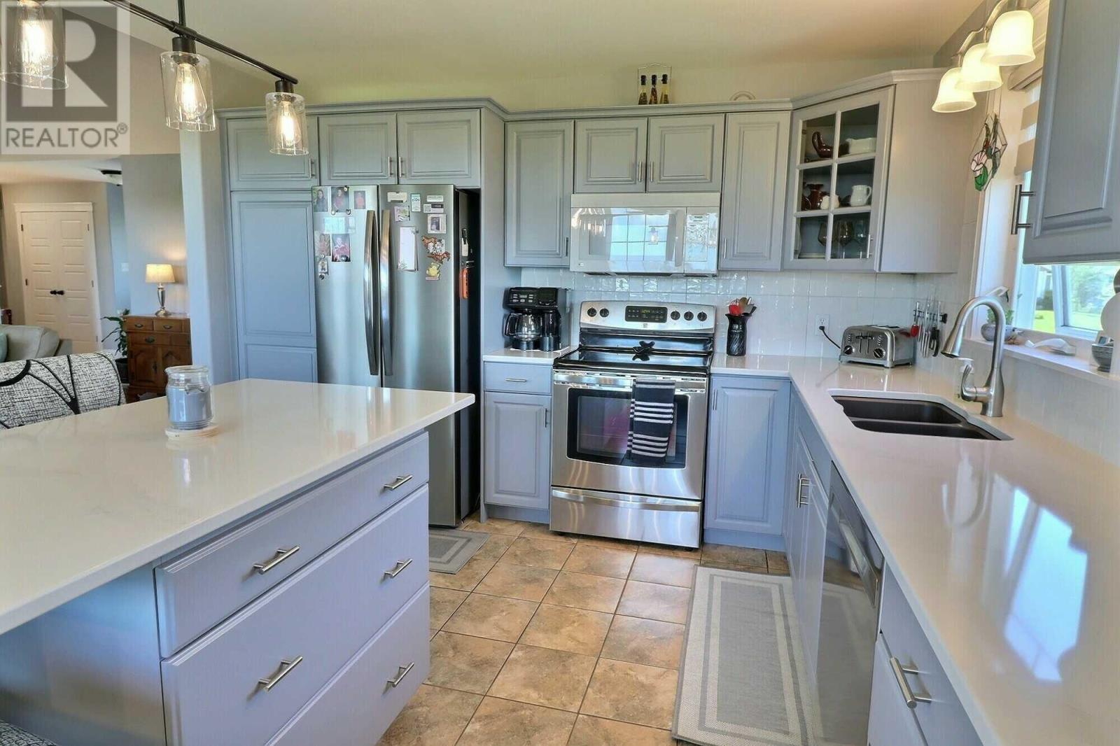 22 Gordon Gay Drive, Stratford, Prince Edward Island  C1B 0E8 - Photo 5 - 202615044