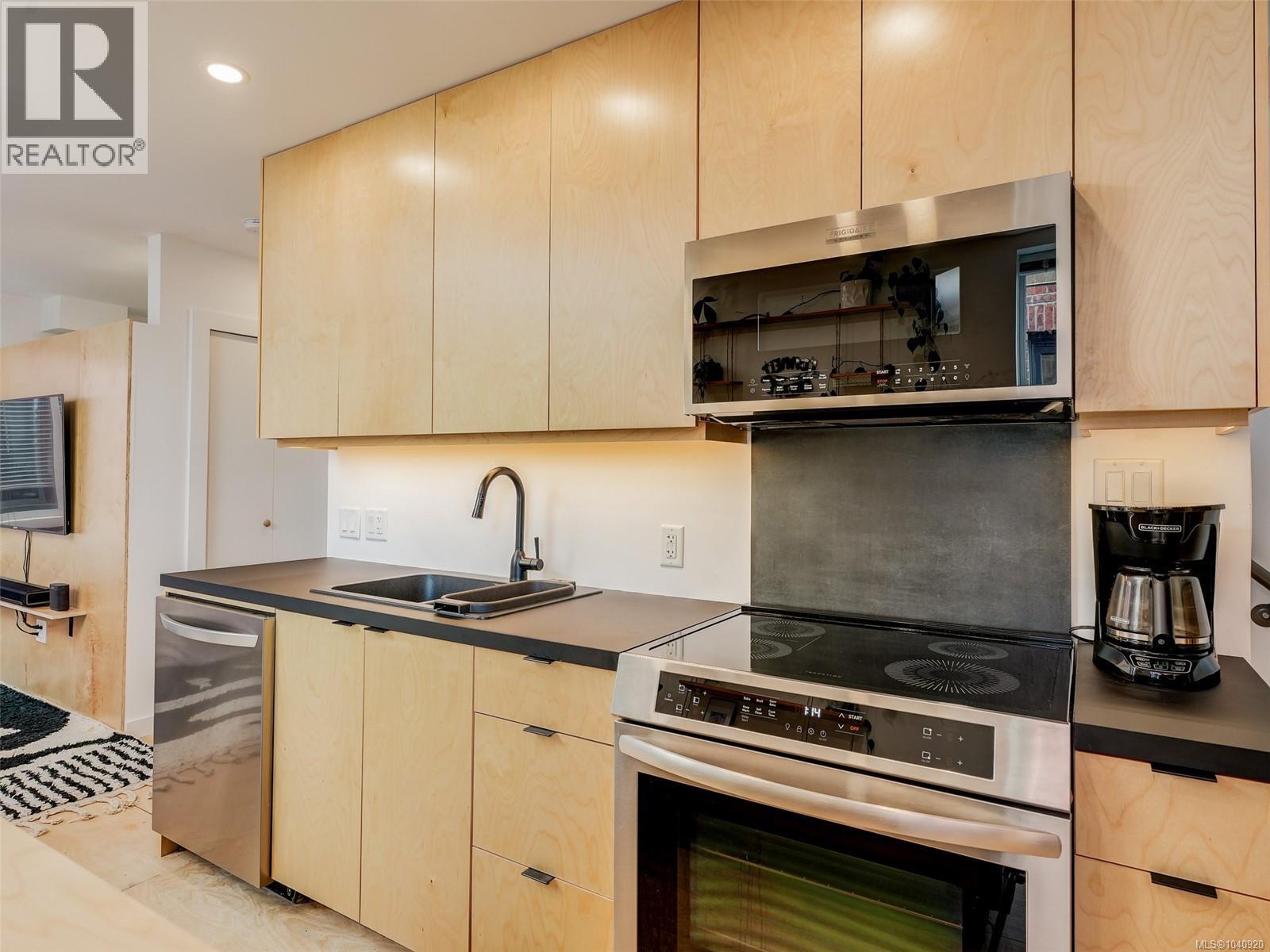 11 532 1/2 Fisgard St, Victoria, British Columbia V8W 1R4 - Photo 4 - 1040920
