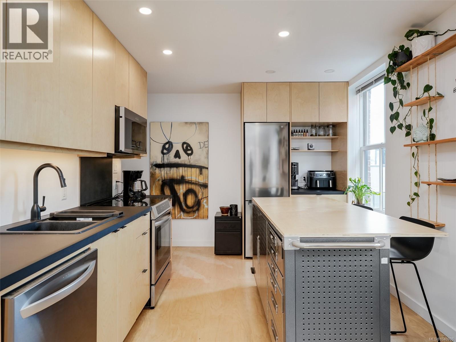 11 532 1/2 Fisgard St, Victoria, British Columbia V8W 1R4 - Photo 3 - 1040920