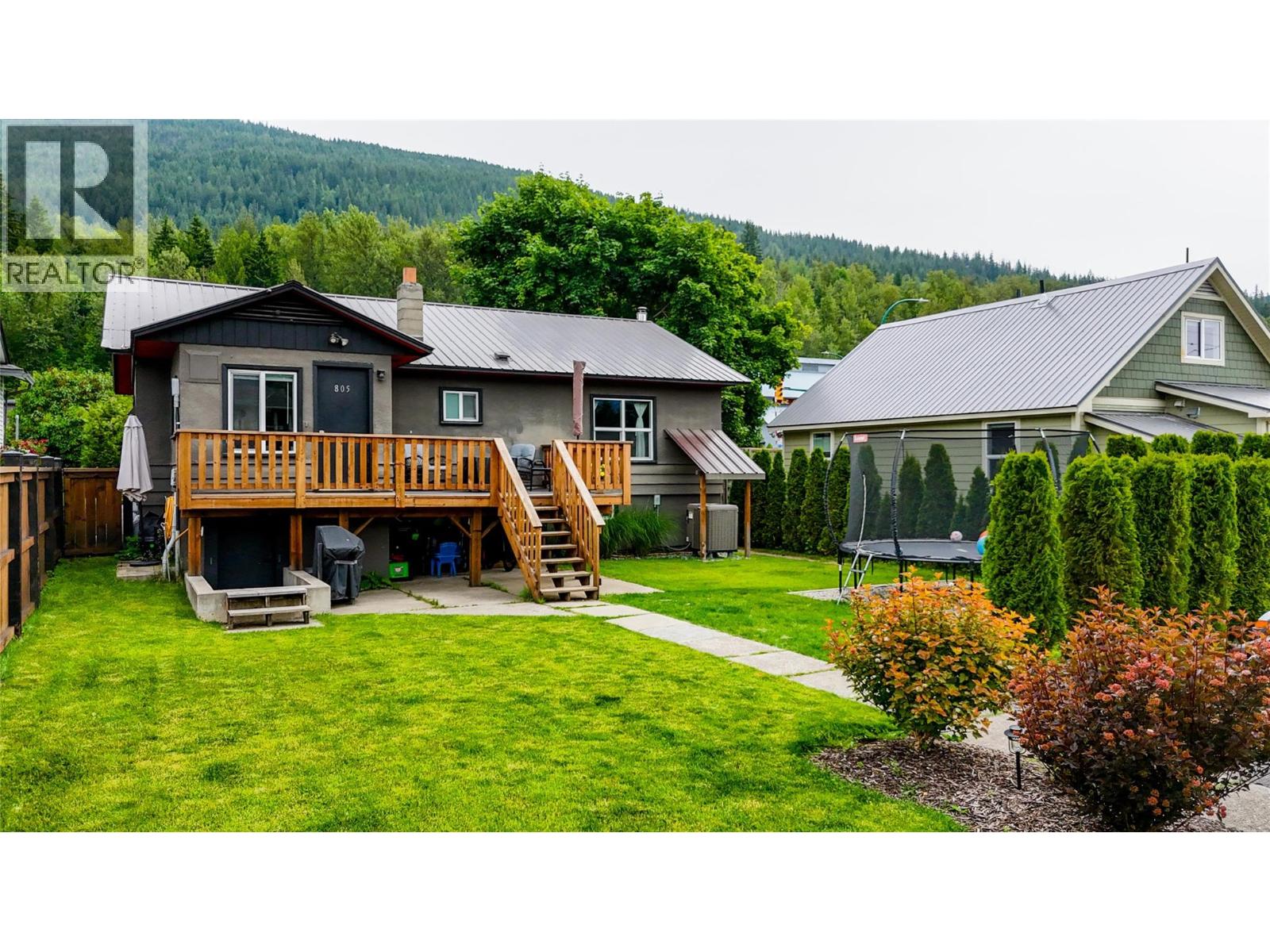 805 Victoria Road, Revelstoke, British Columbia  V0E 2S0 - Photo 2 - 10390706