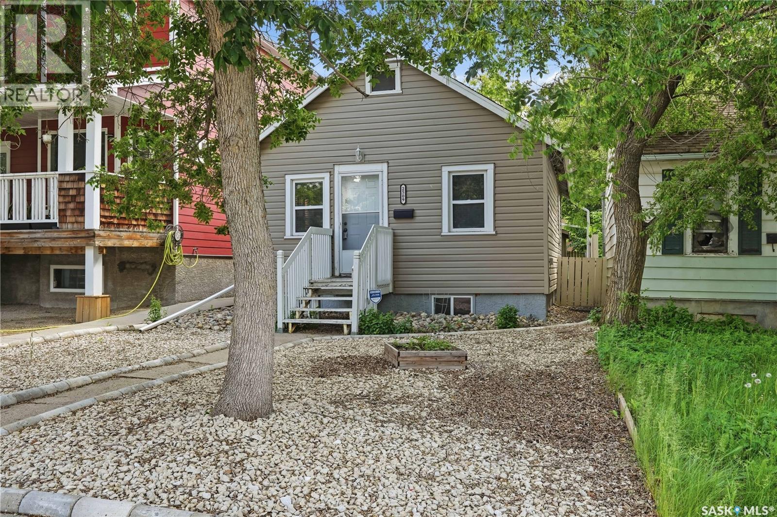 2509 Mcdonald Street, Regina, Saskatchewan  S4N 2Z6 - Photo 2 - SK040085