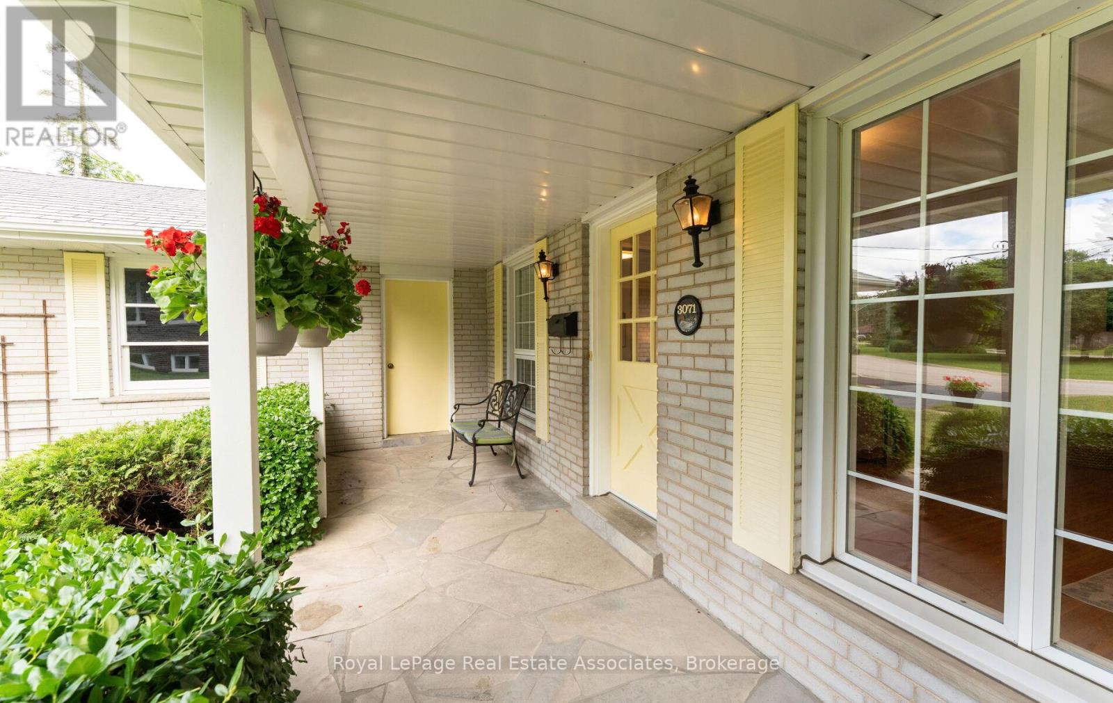 3071 Ballydown Crescent, Mississauga, Ontario L5C 2C7 - Photo 2 - W13468044