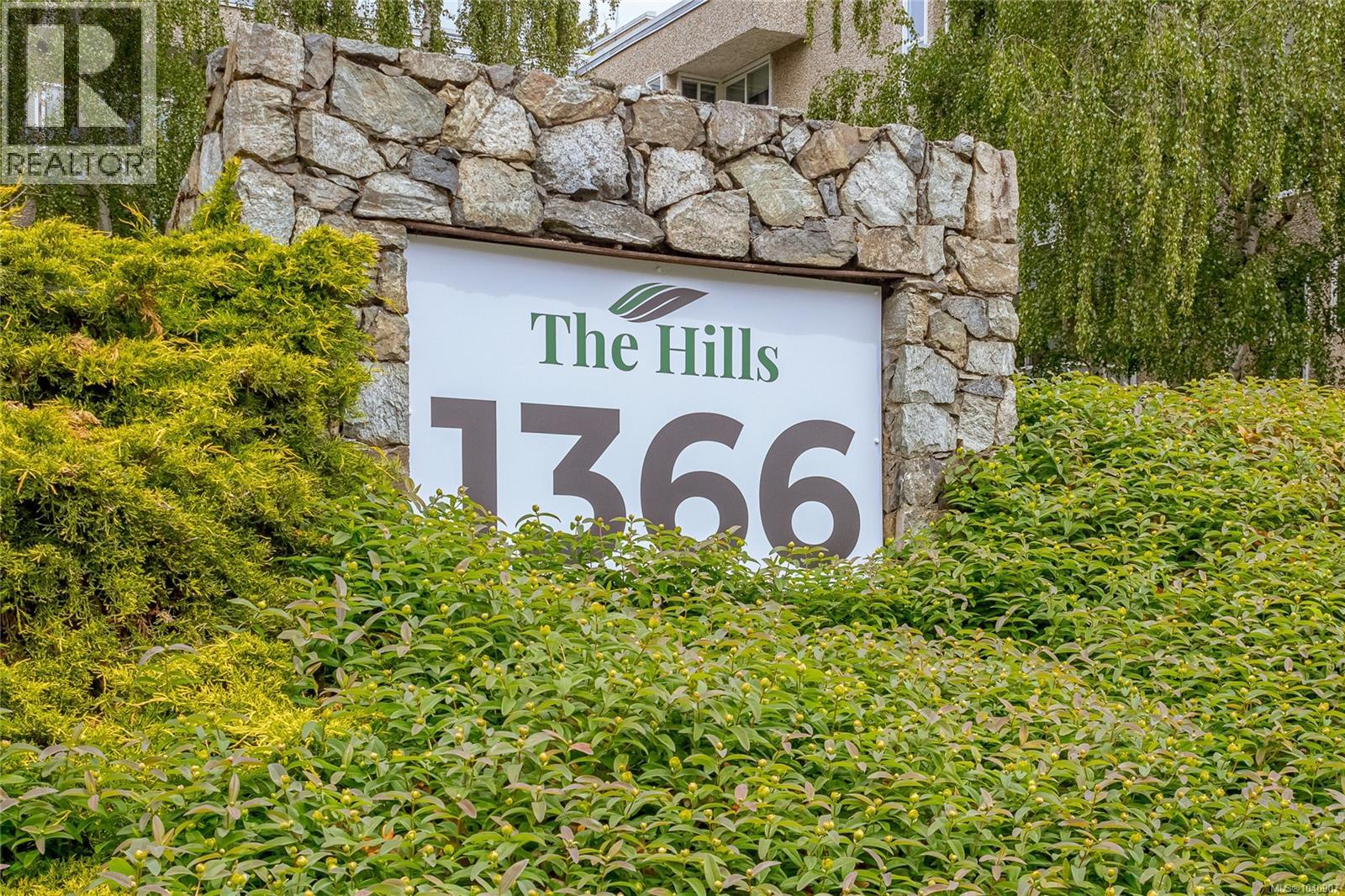 305 1366 Hillside Ave, Victoria, British Columbia  V8T 2B5 - Photo 2 - 1040907
