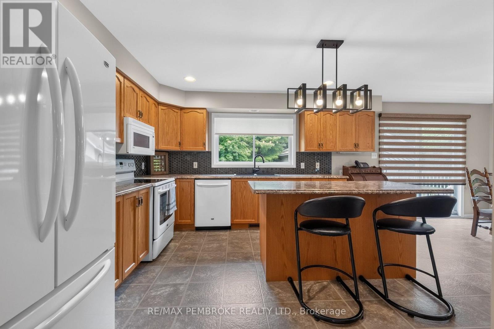 246 Black Bay Road, Petawawa, Ontario  K8H 2W8 - Photo 12 - X13468290