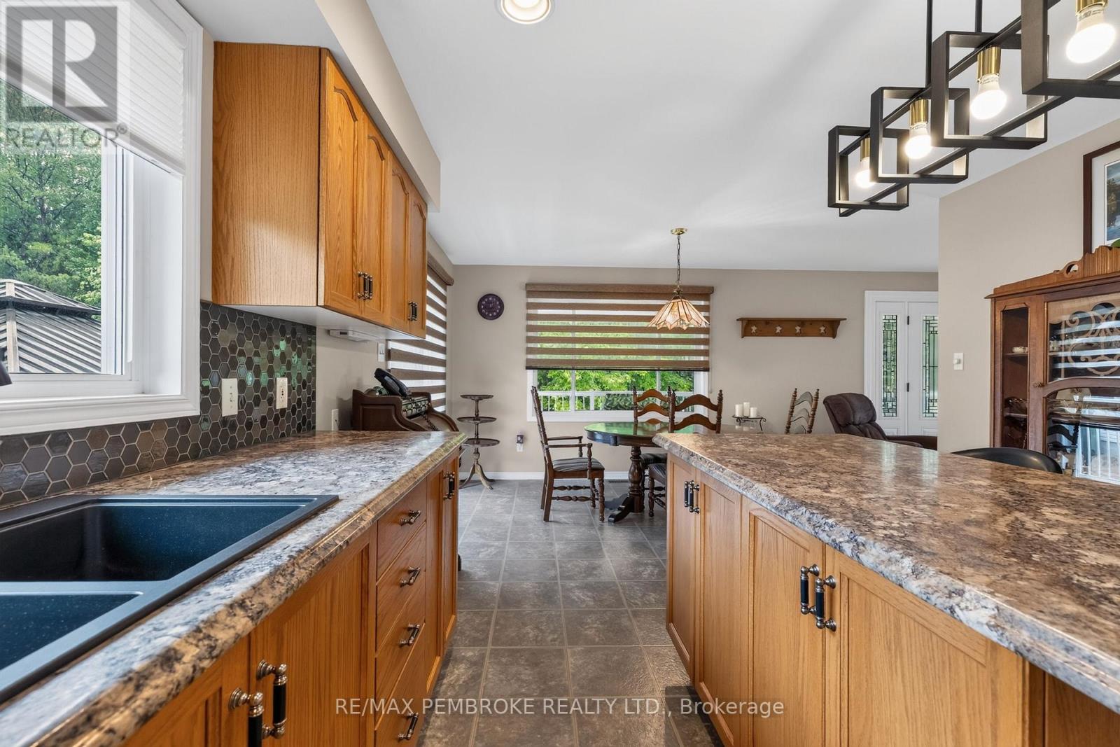 246 Black Bay Road, Petawawa, Ontario  K8H 2W8 - Photo 15 - X13468290