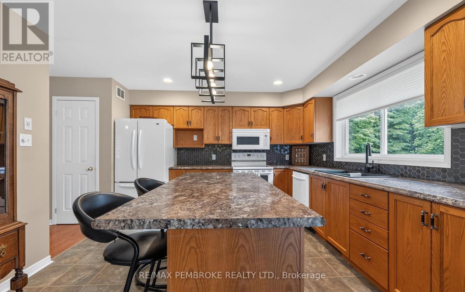 246 Black Bay Road, Petawawa, Ontario  K8H 2W8 - Photo 16 - X13468290