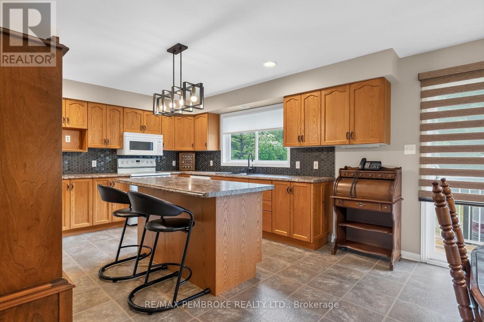 246 Black Bay Road, Petawawa, Ontario  K8H 2W8 - Photo 18 - X13468290