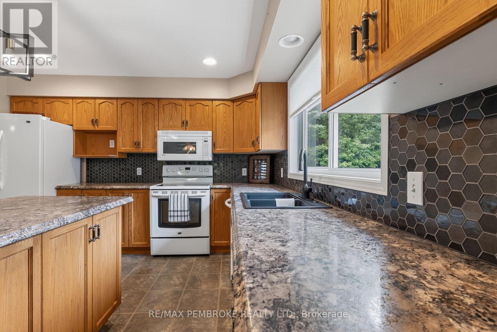 246 Black Bay Road, Petawawa, Ontario  K8H 2W8 - Photo 19 - X13468290