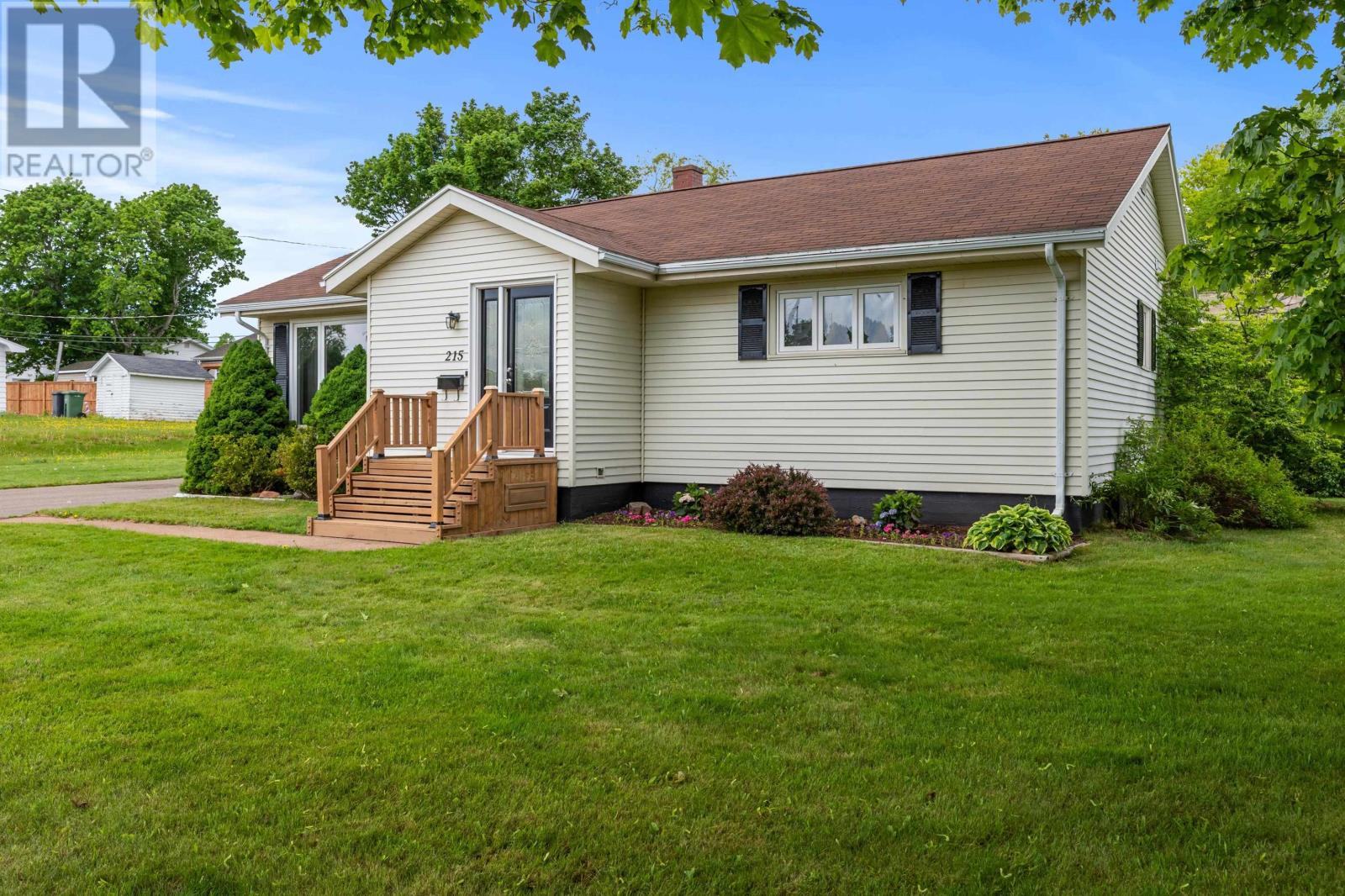 215 Maple Avenue, Summerside, Prince Edward Island  C1N 2H1 - Photo 2 - 202615046
