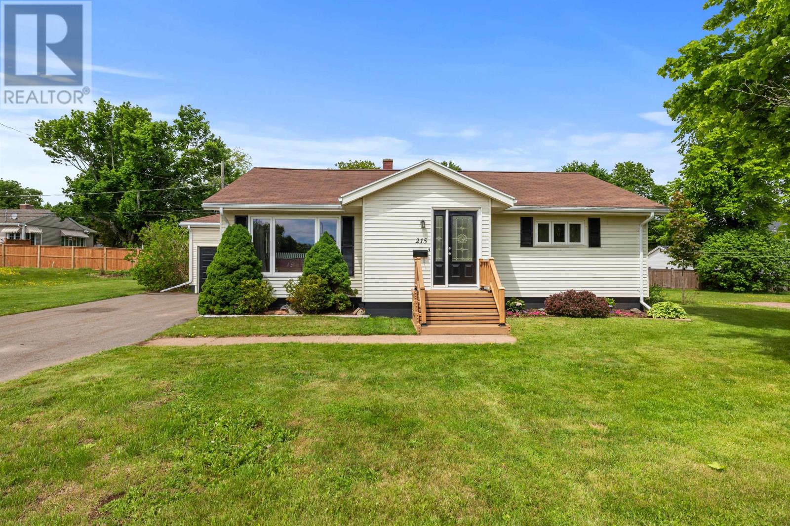215 Maple Avenue, Summerside, Prince Edward Island  C1N 2H1 - Photo 3 - 202615046