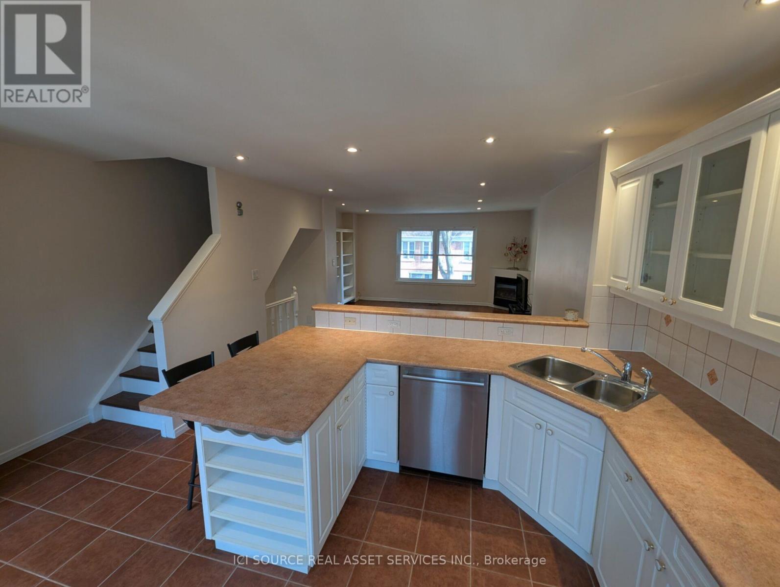 17 Douville Court, Toronto, Ontario  M5A 4E7 - Photo 8 - C13468302