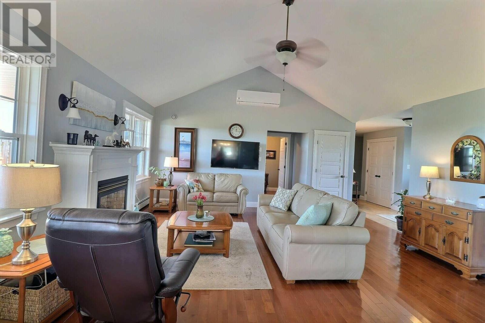 22 Gordon Gay Drive, Stratford, Prince Edward Island  C1B 0E8 - Photo 3 - 202615044