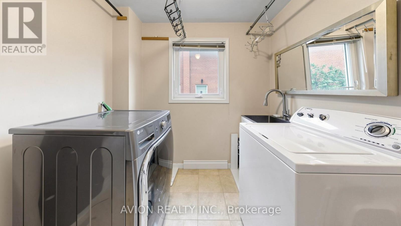 1423 Malibou Terrace, Mississauga, Ontario  L5J 4B9 - Photo 18 - W13468094