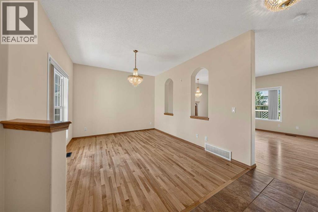 63 Cougartown Close Sw, Calgary, Alberta  T3H 0B3 - Photo 6 - A2320648
