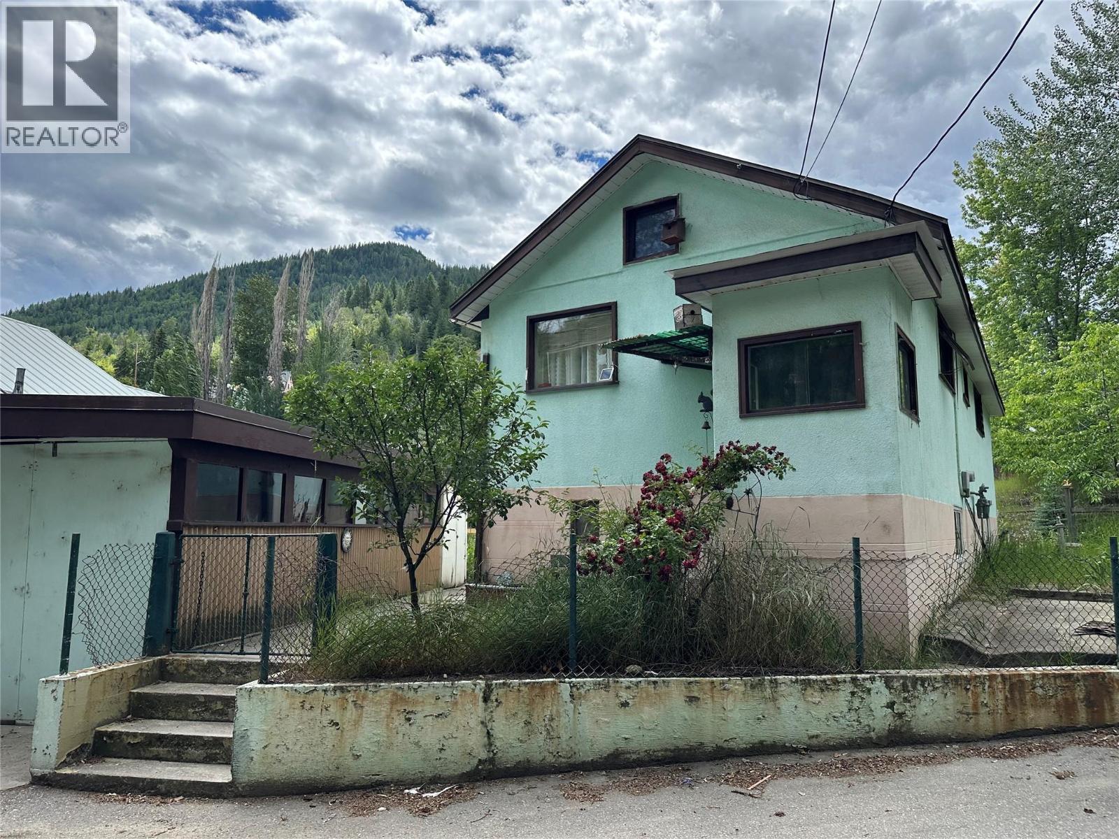 223 Railway Lane, Trail, British Columbia  V1R 2S4 - Photo 2 - 10391914