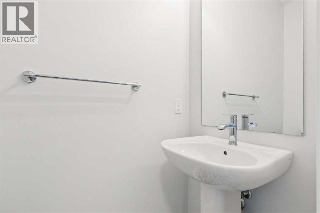 35 Creekside Rise SW, Calgary, Alberta T2X 5V9 - Photo 6 - A2322503