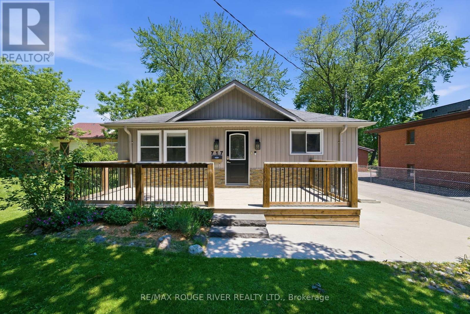 717 Hillview Crescent, Pickering, Ontario  L1W 2R6 - Photo 4 - E13468432