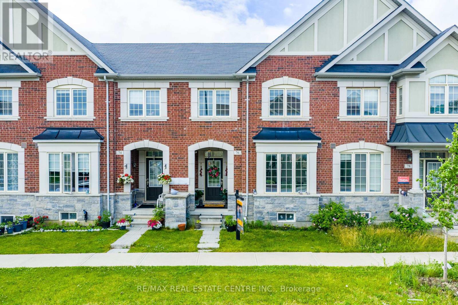 76 Saint Dennis Road, Brampton, Ontario L6R 3Z2 - Photo 2 - W13468448