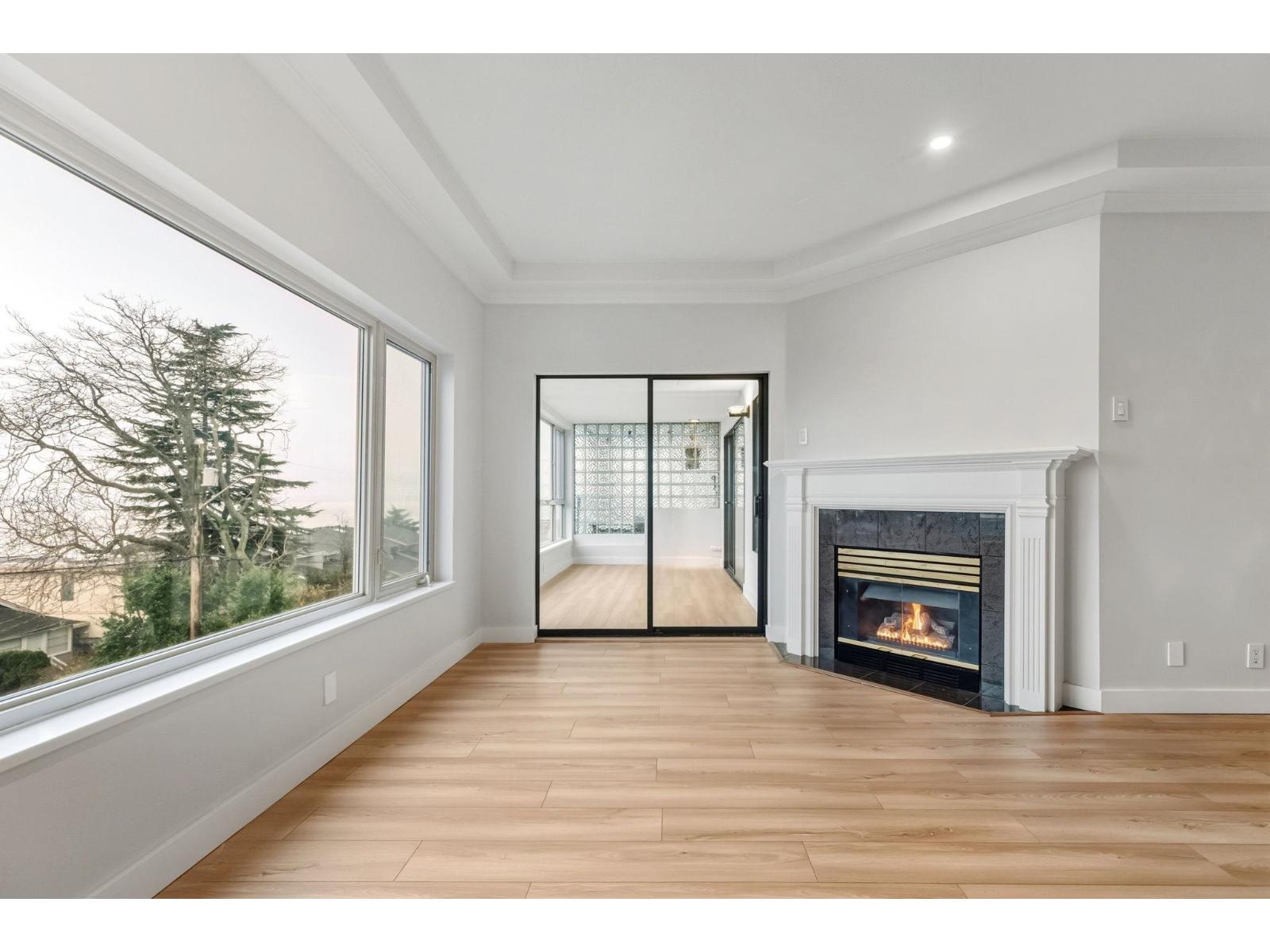 204 15176 Buena Vista Avenue, White Rock, British Columbia  V4B 1Y3 - Photo 4 - R3137942