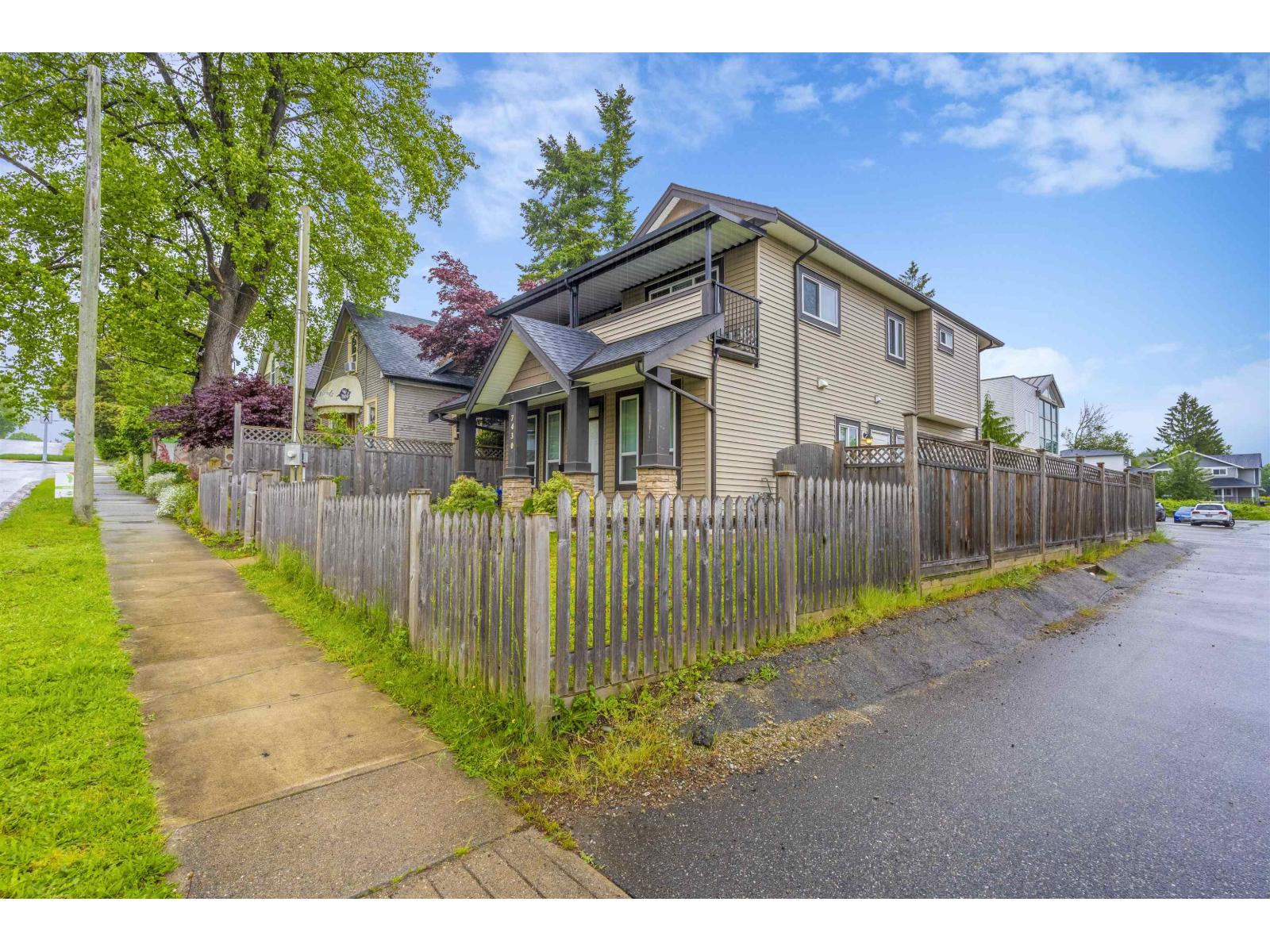7430 Grand Street, Mission, British Columbia  V2V 3S5 - Photo 2 - R3133329