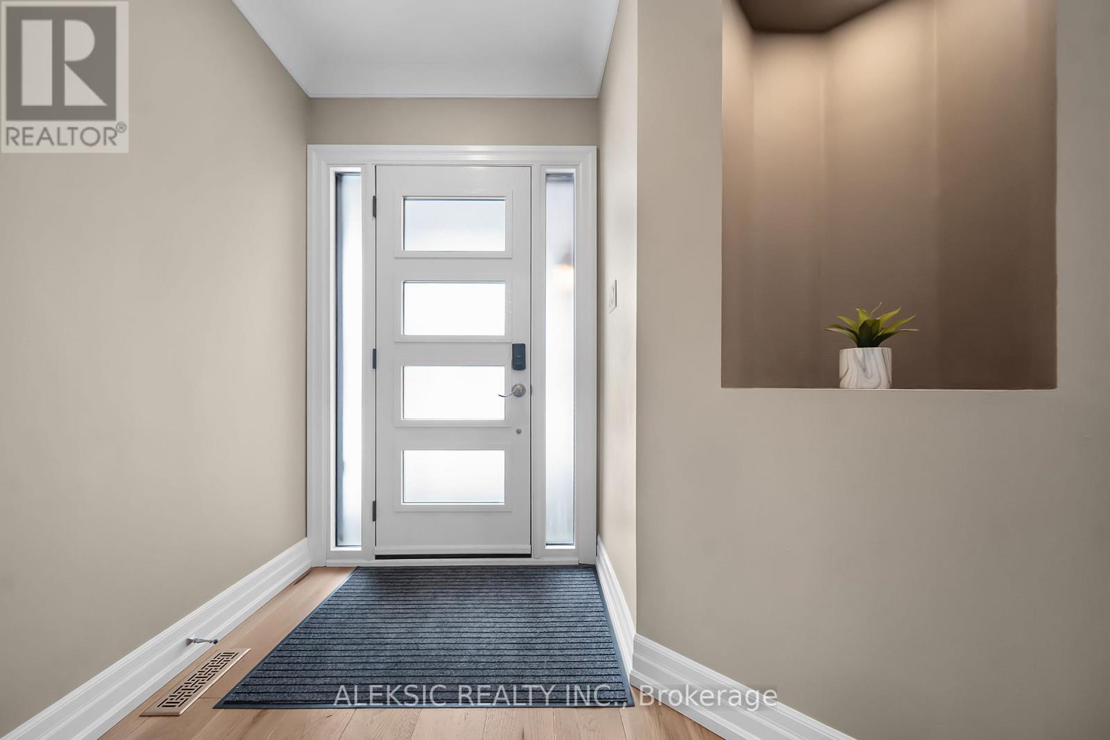 33 Hillpath Crescent, Brampton, Ontario  L6Z 4T7 - Photo 2 - W13468796