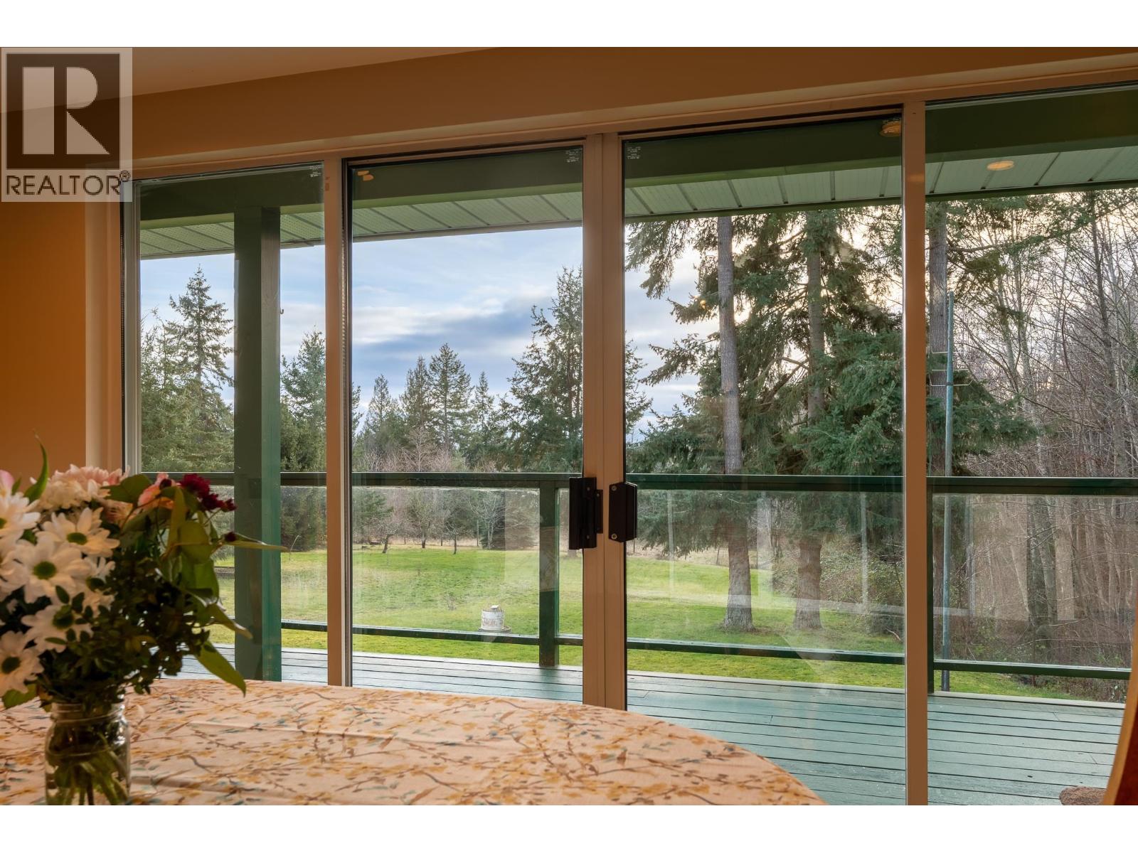 2562 Miles Road, Roberts Creek, British Columbia  V0N 2W4 - Photo 11 - R3137926
