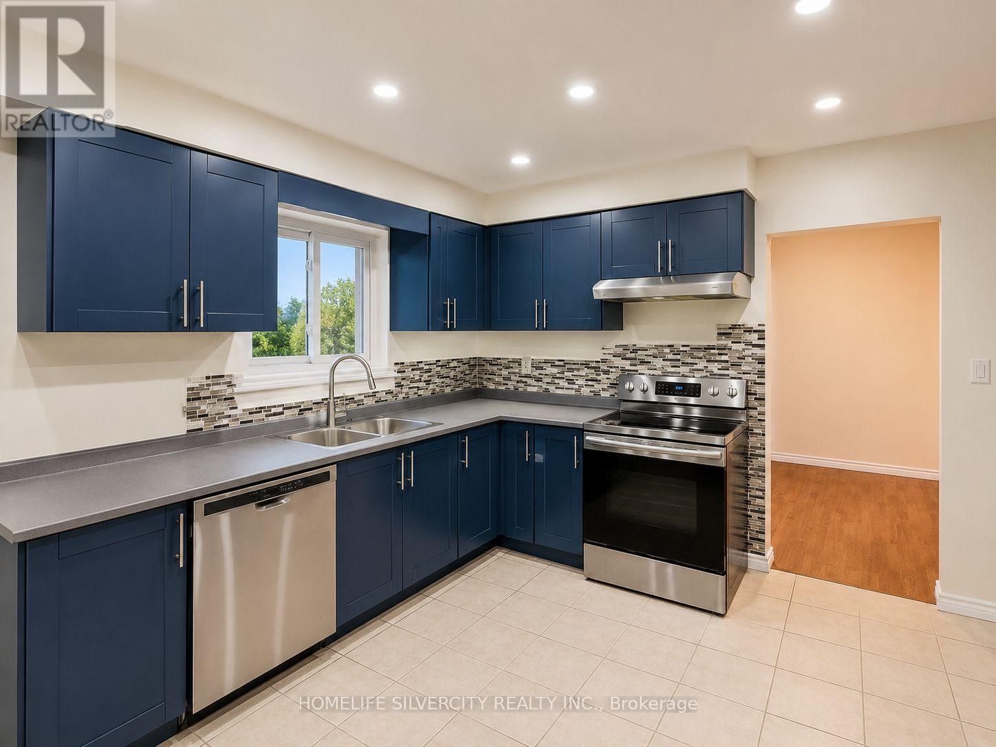 9 Hardwick Drive, Brampton, Ontario  L6W 2Z5 - Photo 4 - W13468902