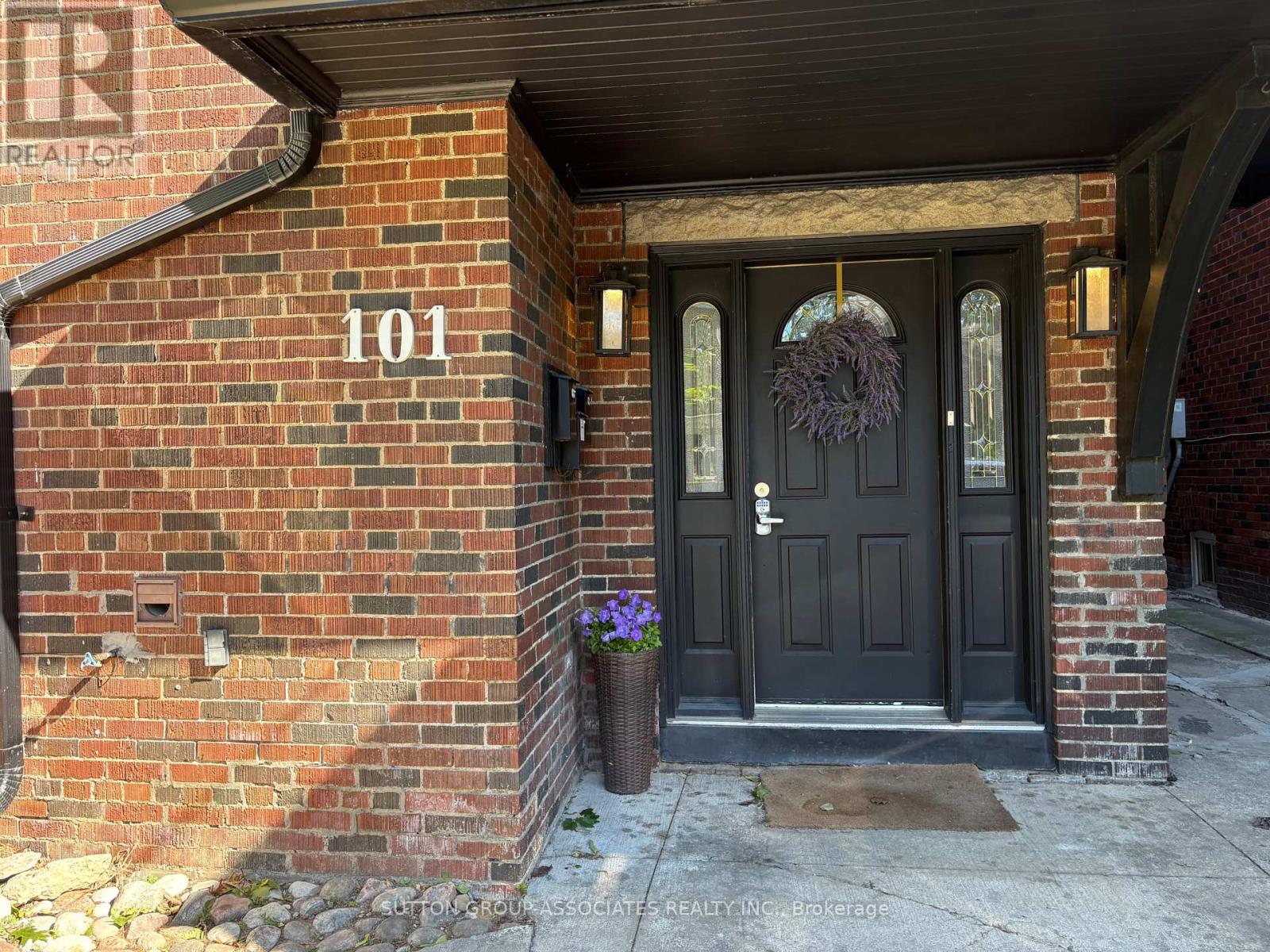 Main - 101 Burnside Drive, Toronto, Ontario  M6G 2M9 - Photo 2 - C13469138