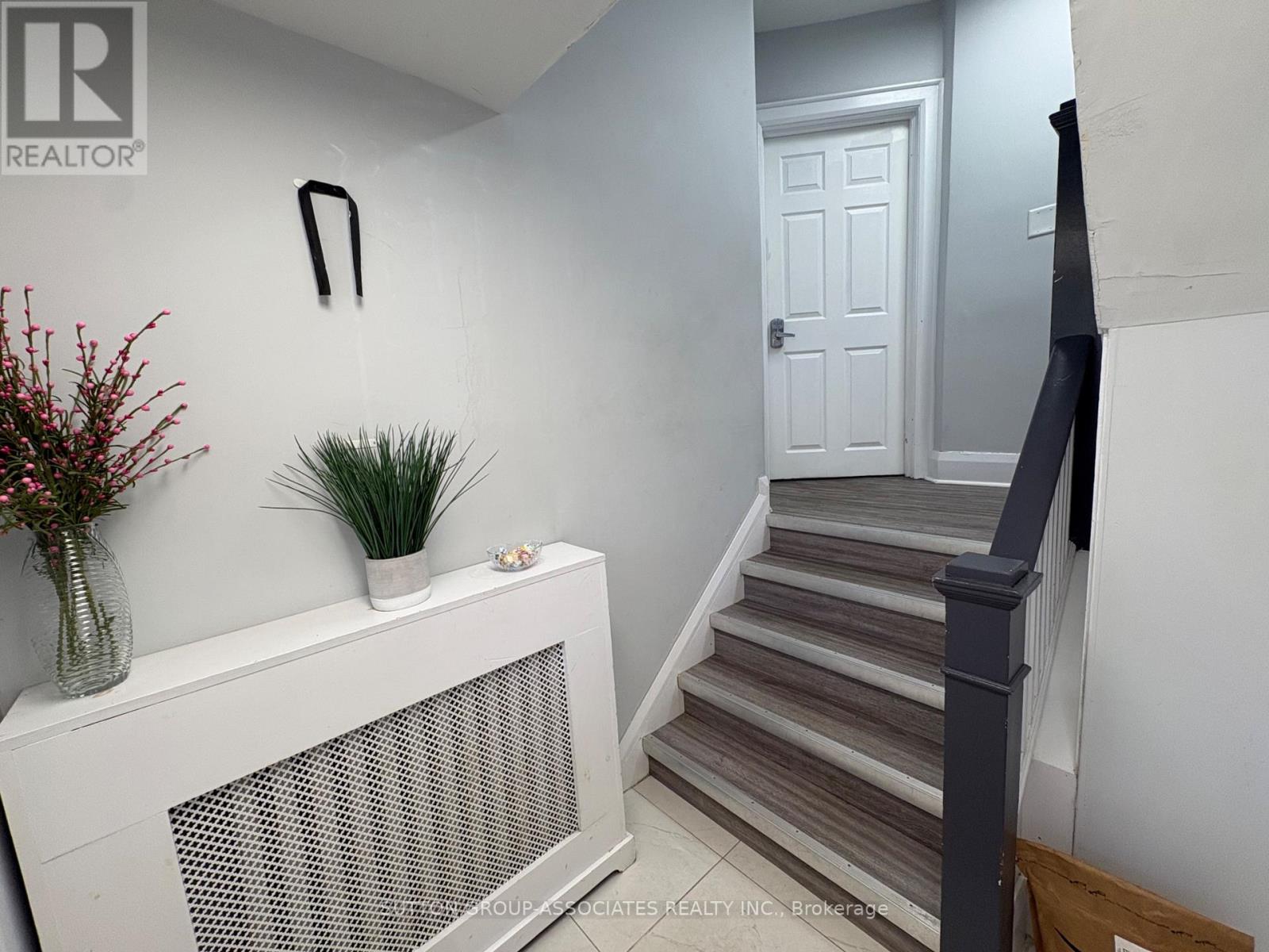 Main - 101 Burnside Drive, Toronto, Ontario  M6G 2M9 - Photo 3 - C13469138