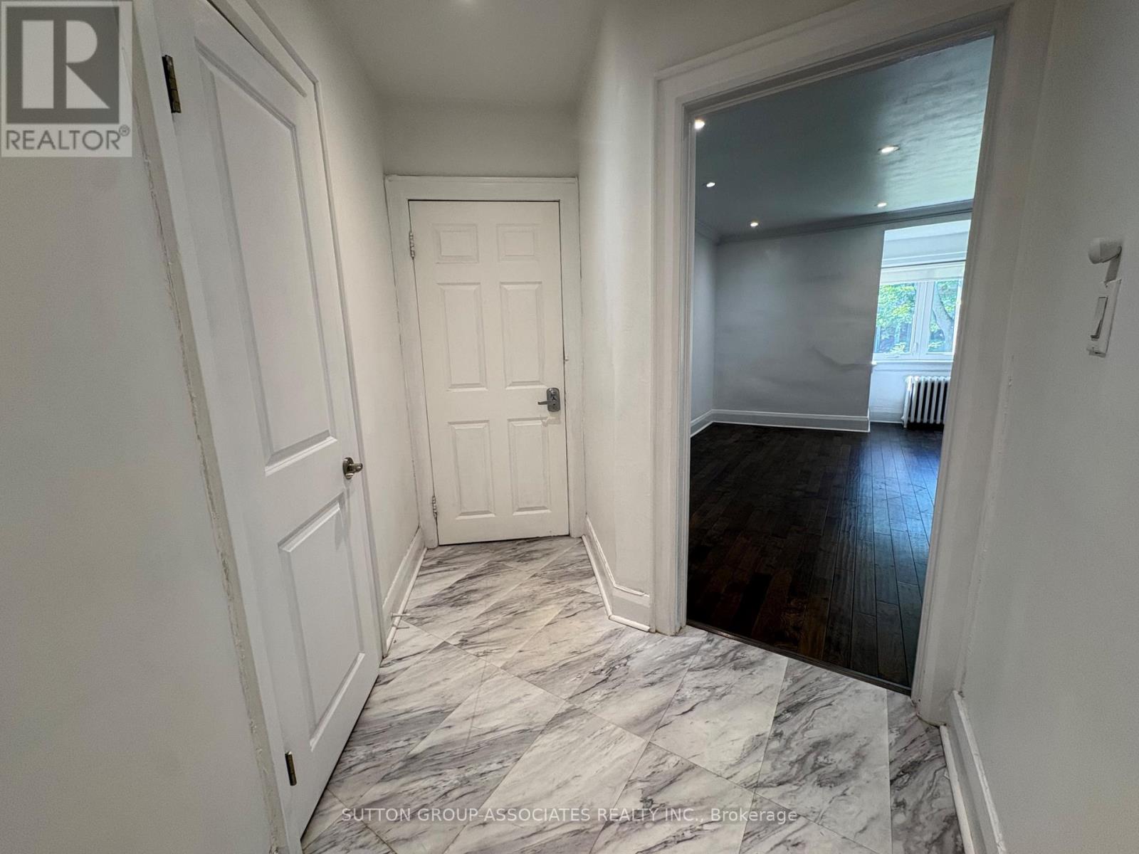Main - 101 Burnside Drive, Toronto, Ontario  M6G 2M9 - Photo 4 - C13469138