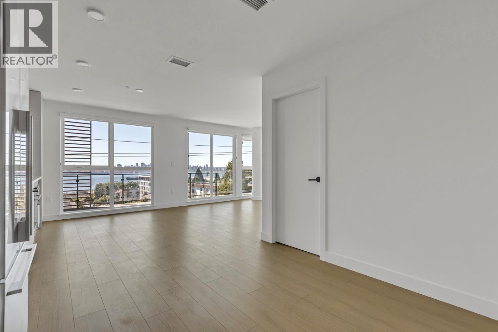 401 422 E 3rd Street, North Vancouver, British Columbia  V7L 0K1 - Photo 3 - R3137949