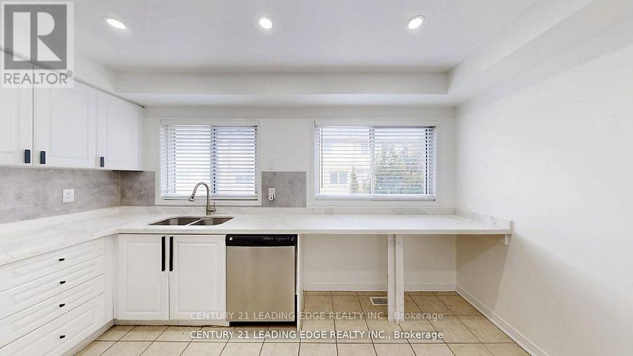 38 Rumi Crescent, Toronto, Ontario  M4A 2X6 - Photo 5 - C13468220