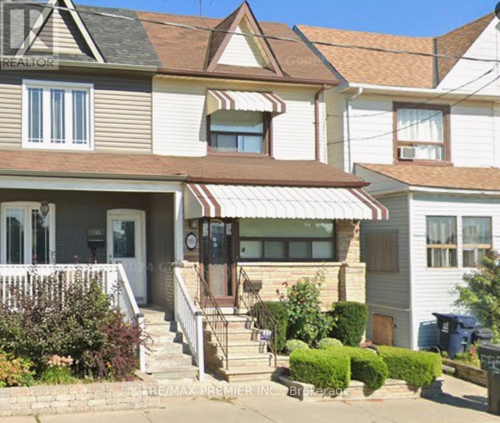 <div class="slider-price">$1,075,000</div><p>553 Greenwood Avenue, Toronto, Ontario</p>