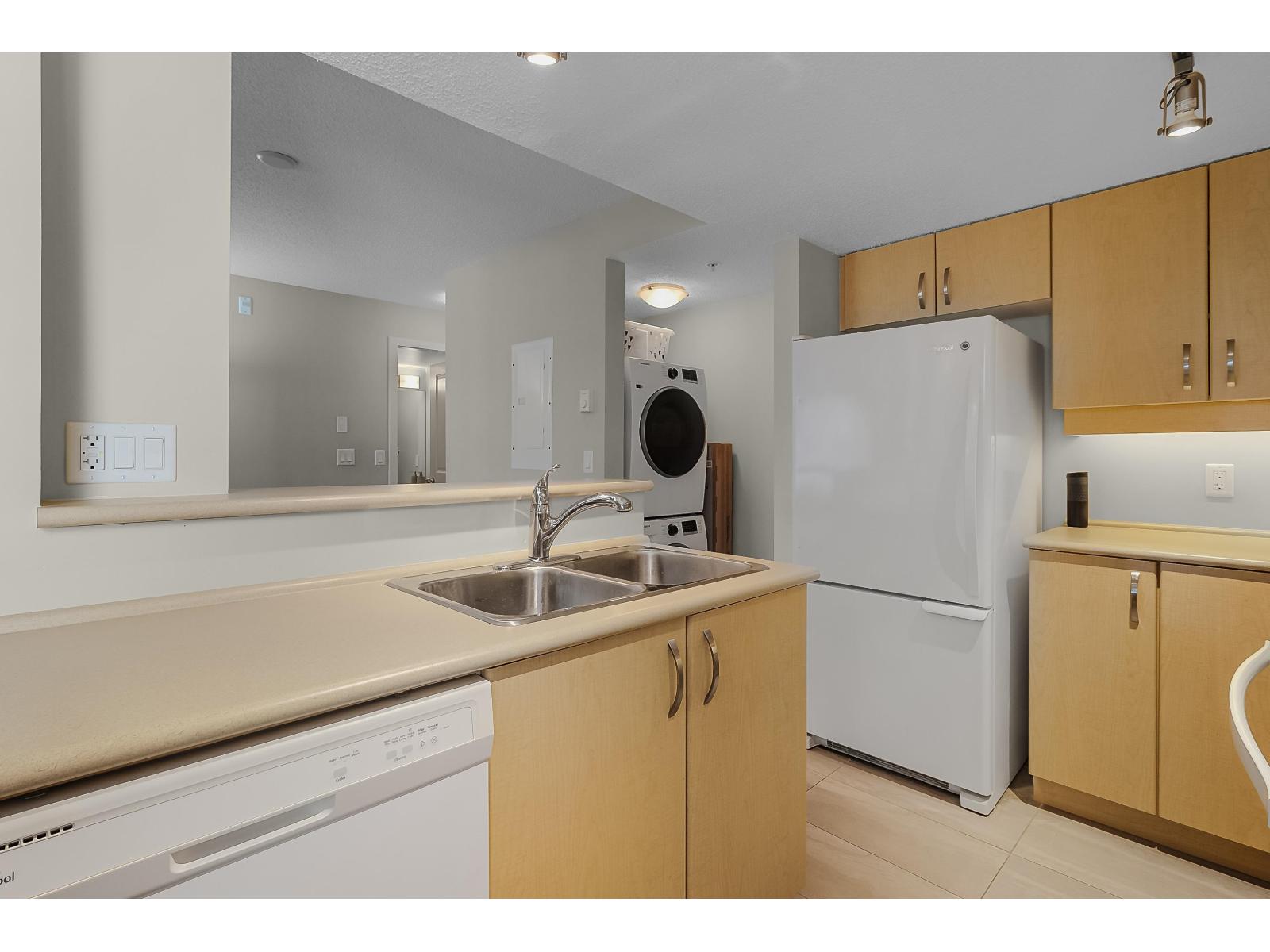331 10838 City Parkway, Surrey, British Columbia  V3T 5X9 - Photo 9 - R3129598