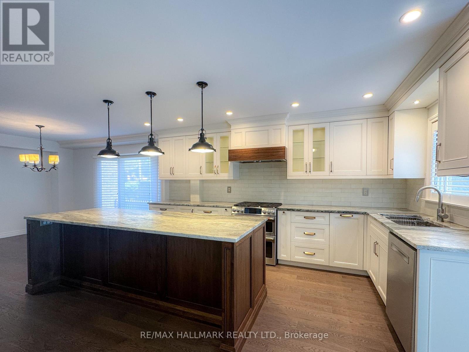 145 Old Surrey Lane, Richmond Hill (South Richvale), Ontario  L4C 6R9 - Photo 10 - N13469658