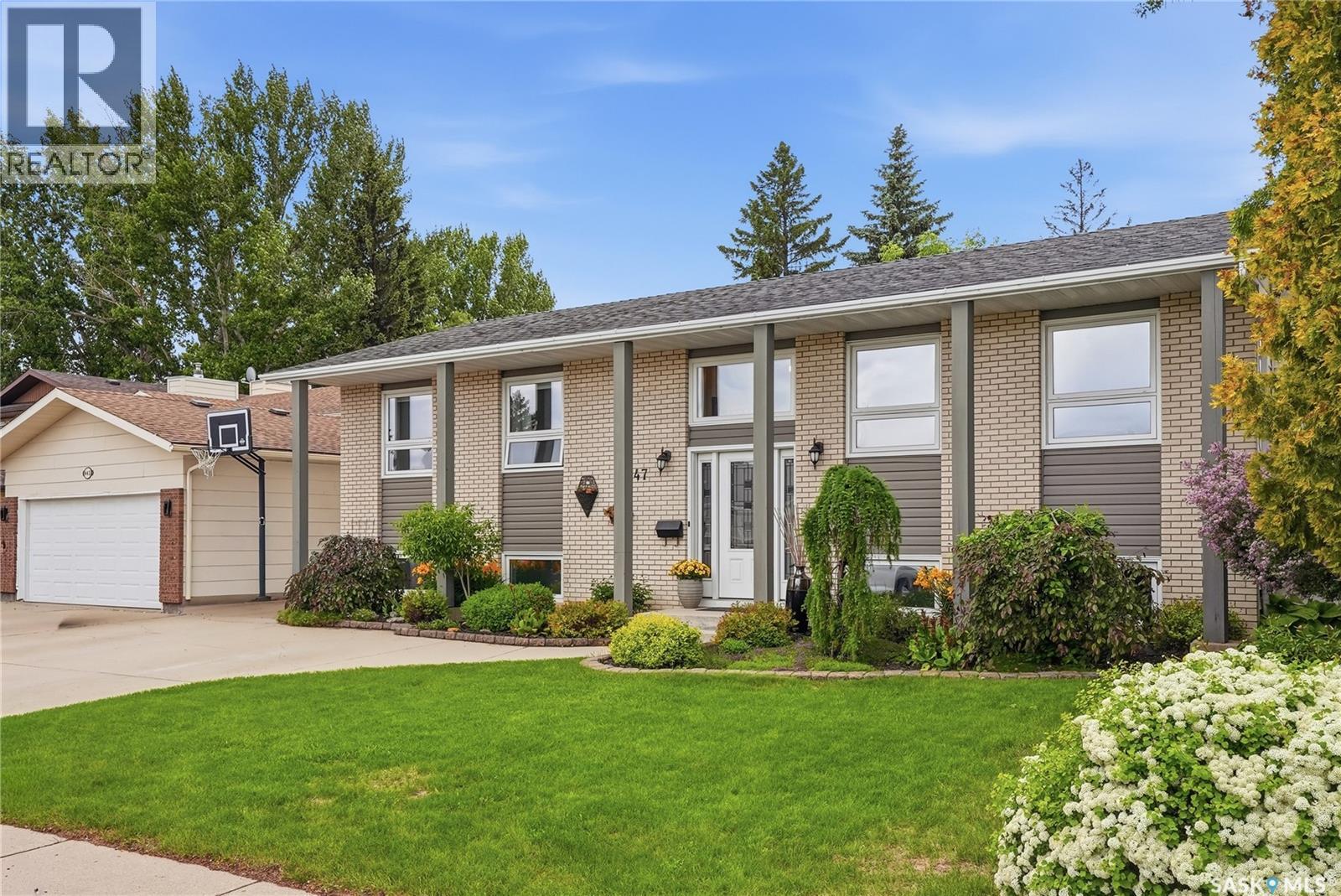 447 Ball Way, Saskatoon, Saskatchewan  S7K 6E6 - Photo 2 - SK040148