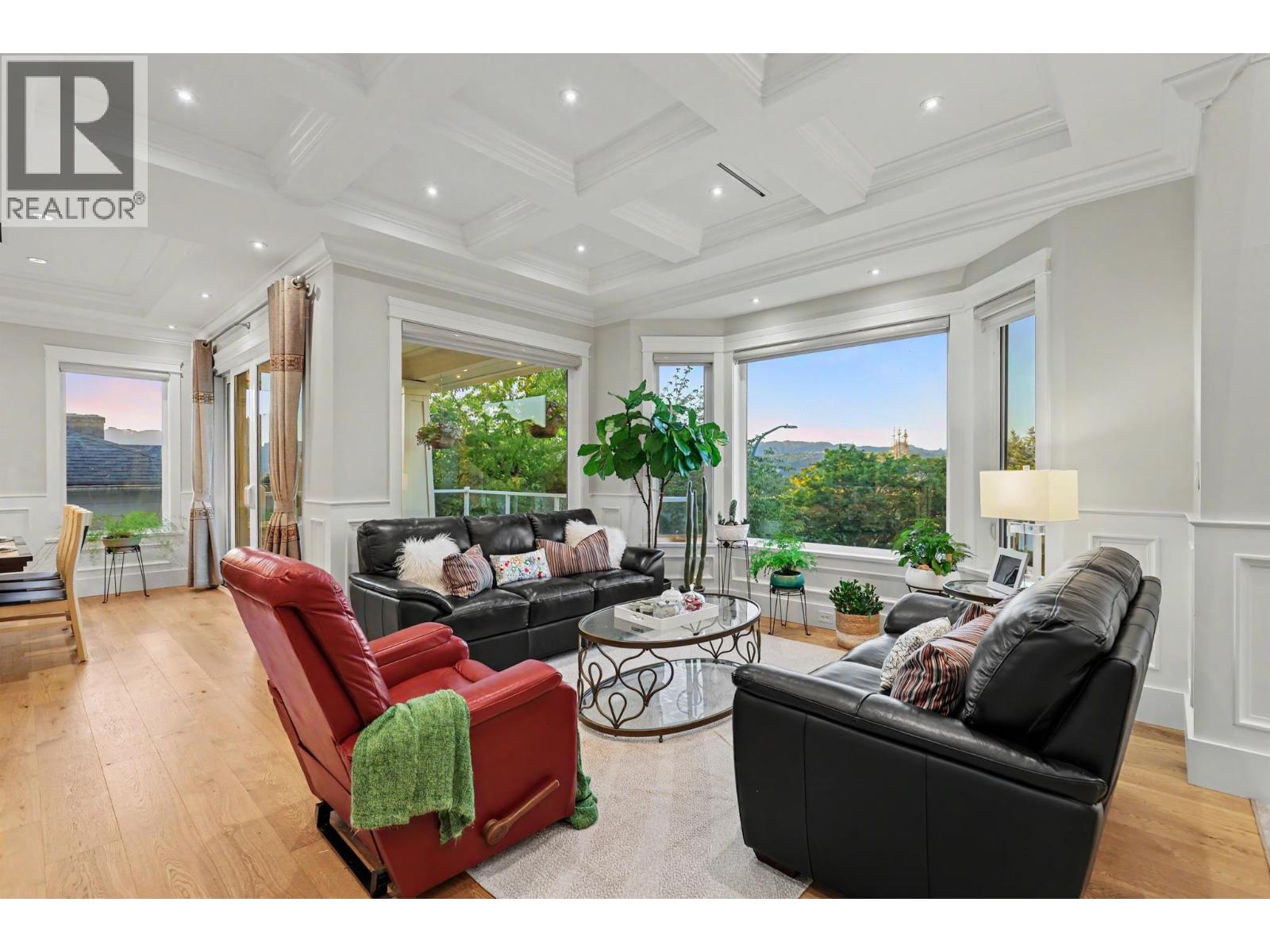 5635 Oakglen Drive, Burnaby, British Columbia V5H 3M4 - Photo 3 - R3136643