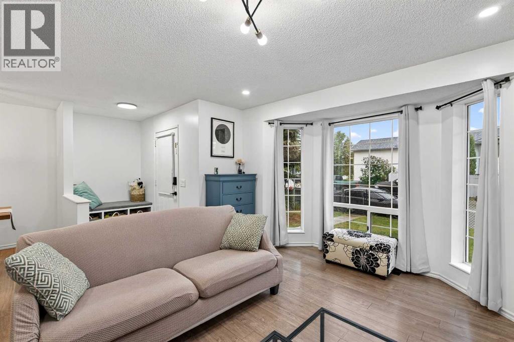 91 Martinwood Court NE, Calgary, Alberta  T3J 3H2 - Photo 10 - A2316529