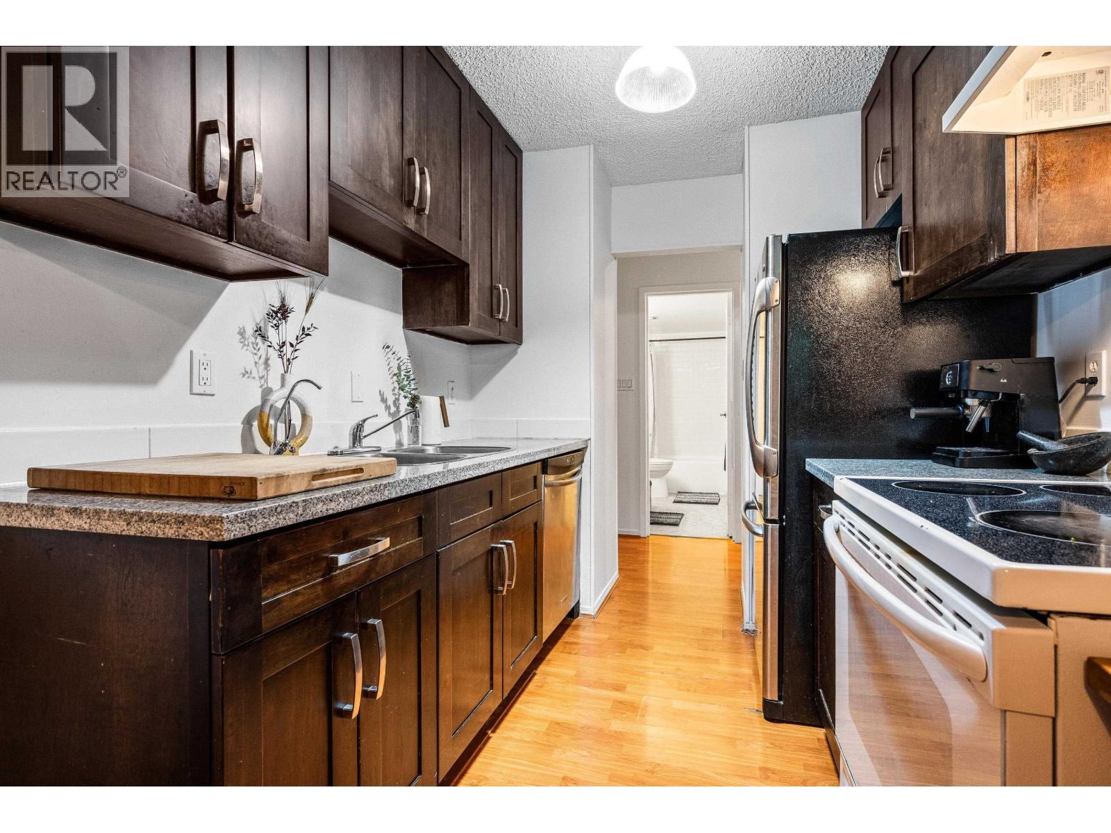 402 5340 Hastings Street, Burnaby, British Columbia  V5B 1R1 - Photo 4 - R3138013