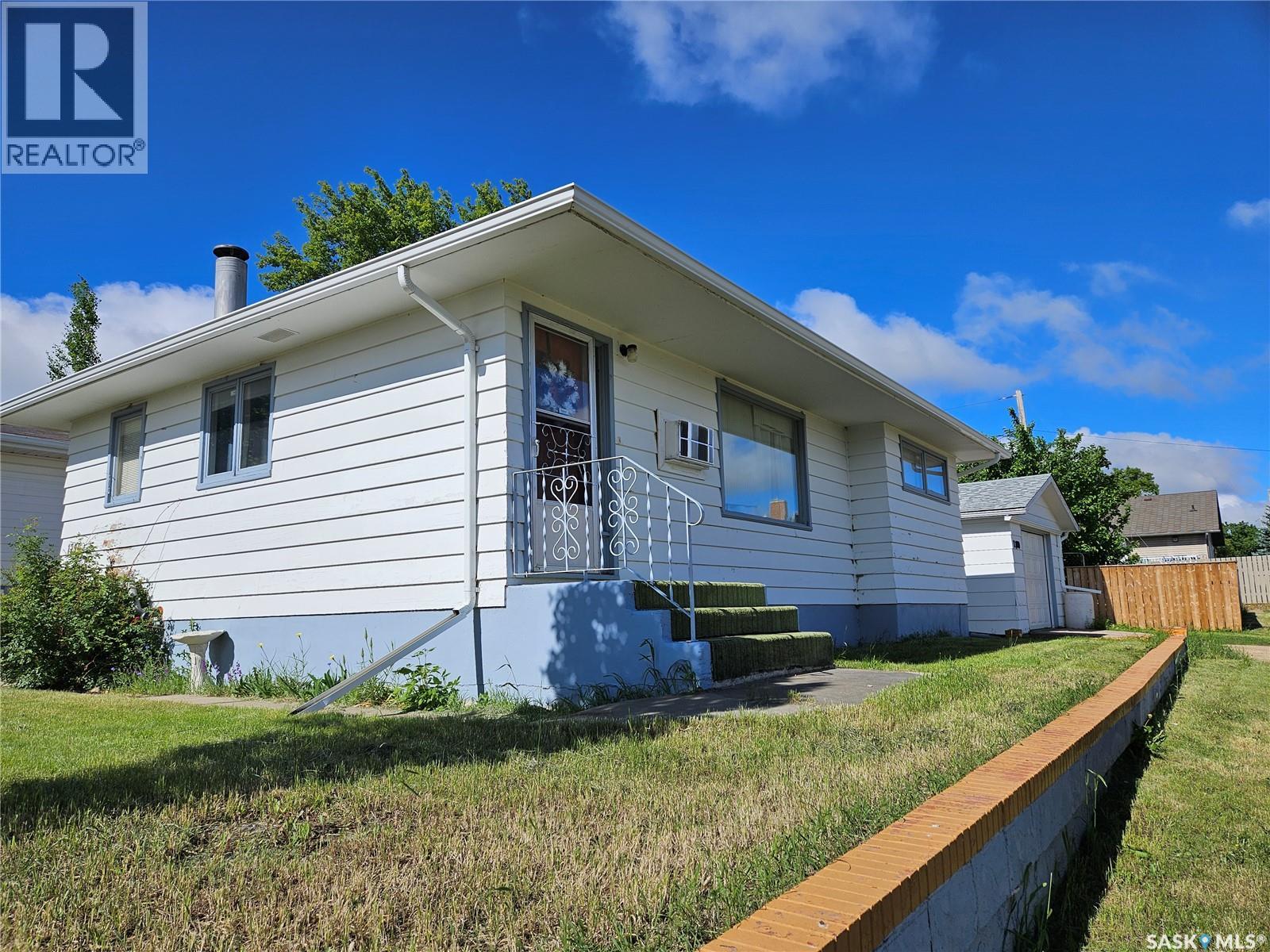 1290 Wolfe Avenue, Moose Jaw, Saskatchewan S6H 1K2 - Photo 2 - SK040161