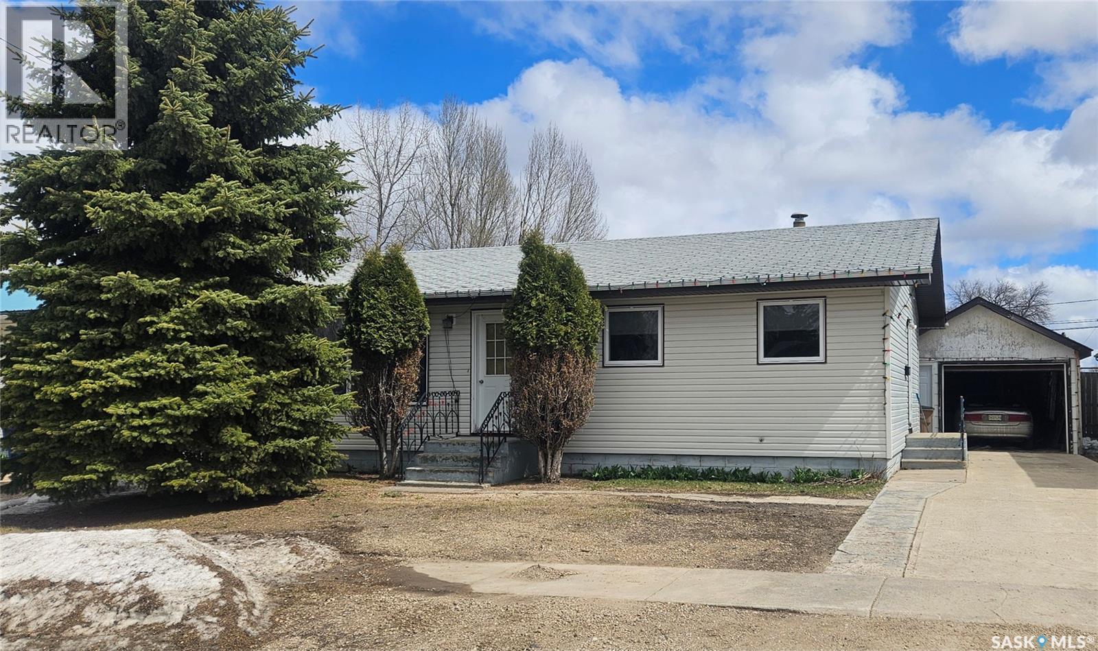 310 2nd Avenue, Cudworth, Saskatchewan S0K 1B0 - Photo 1 - SK040136