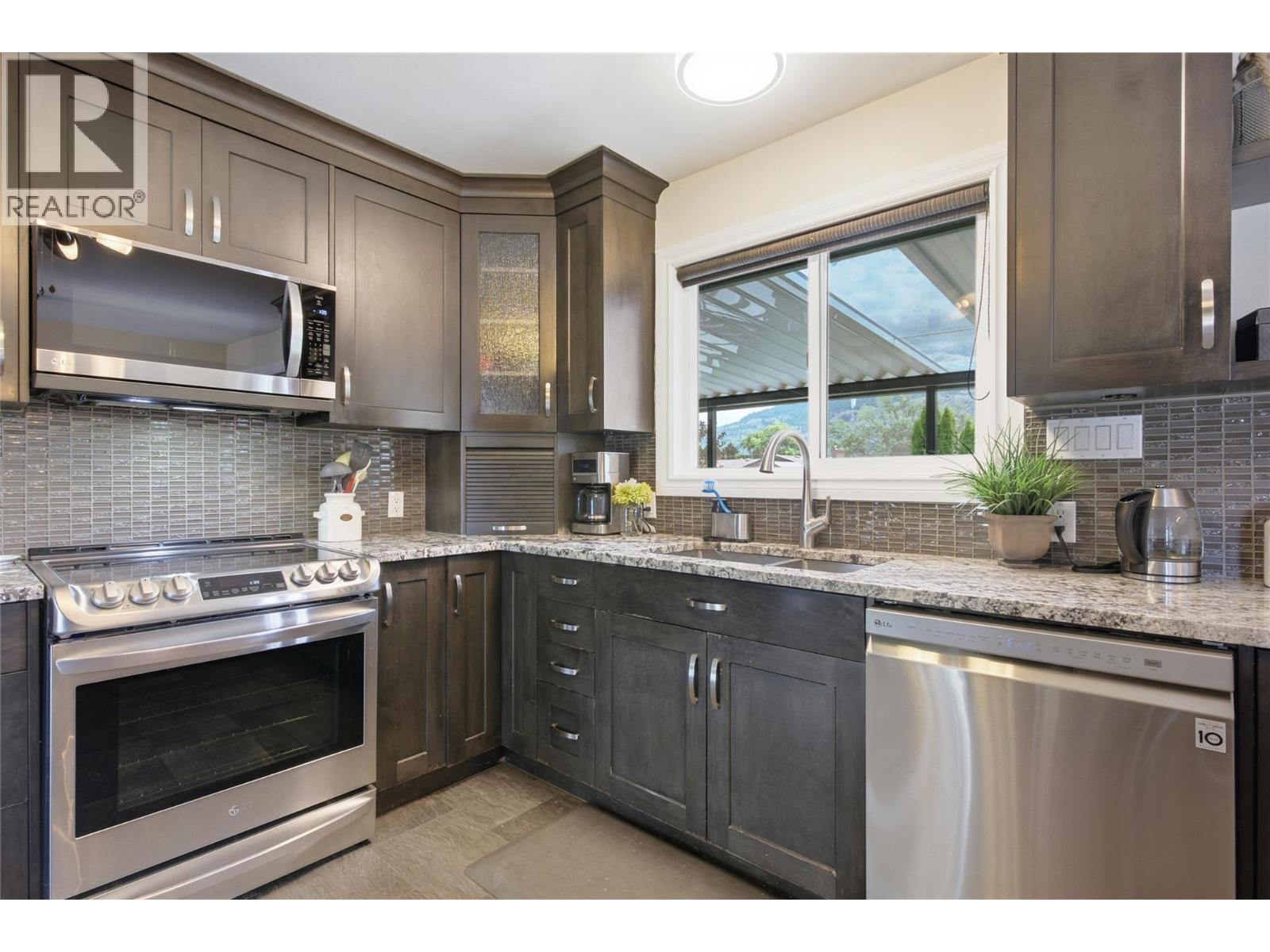 2555 Glenview Avenue, Kamloops, British Columbia  V2B 4L5 - Photo 12 - 10391029