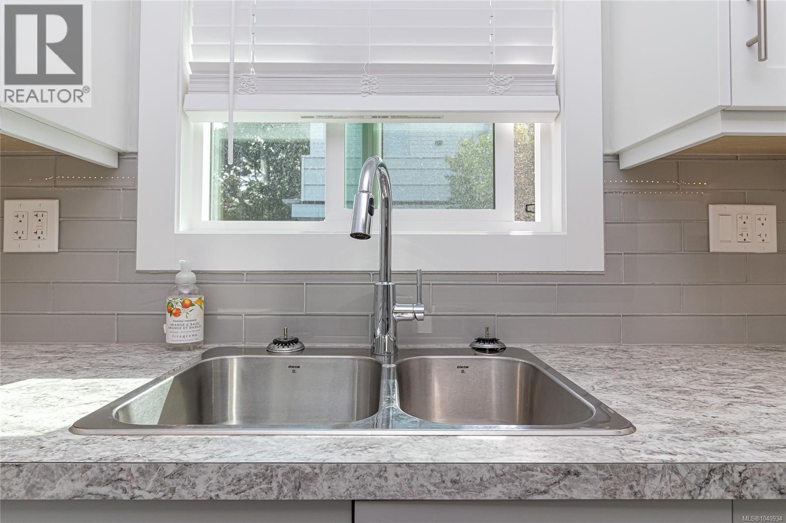 1213 Finlayson St, Victoria, British Columbia  V8T 2T8 - Photo 3 - 1040934