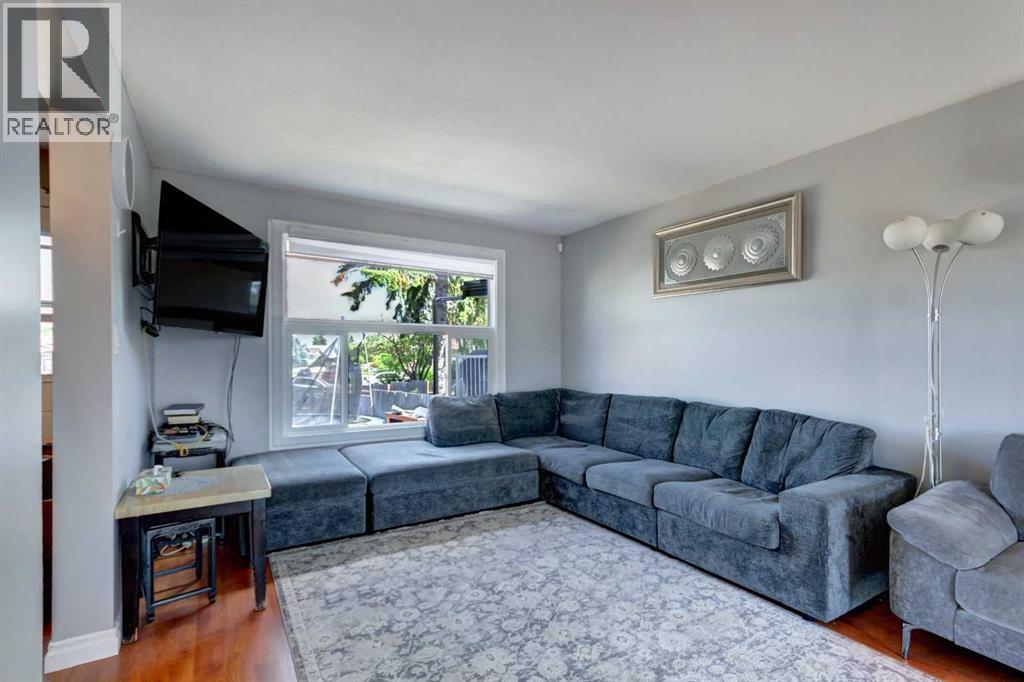 131 Dovertree Place Se, Calgary, Alberta  T2B 2K3 - Photo 4 - A2319028