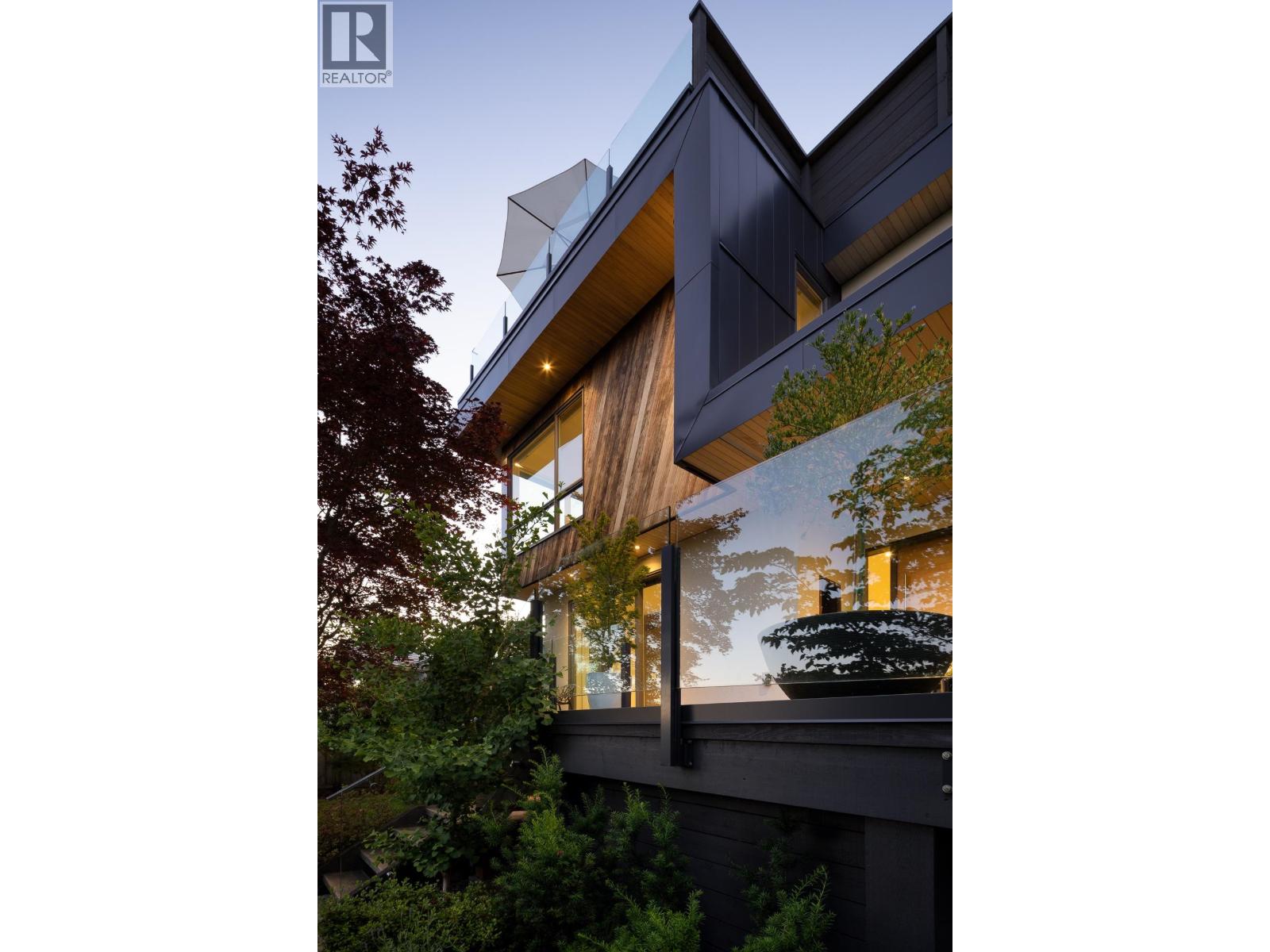 452 E 4th Street, North Vancouver, British Columbia V7L 1J5 - Photo 2 - R3138075