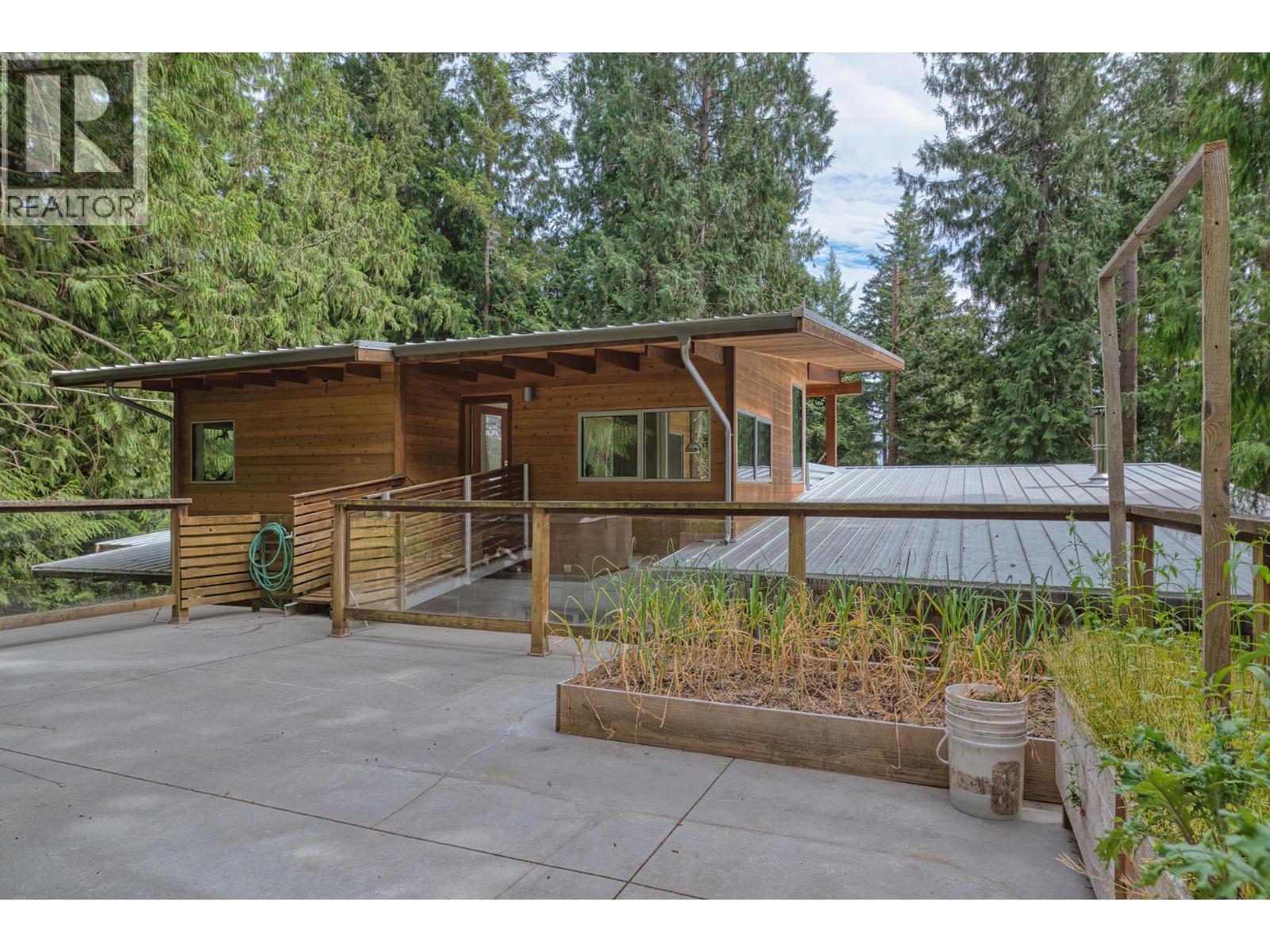 1111 Emery Road, Roberts Creek, British Columbia  V0N 2W0 - Photo 26 - R3138107