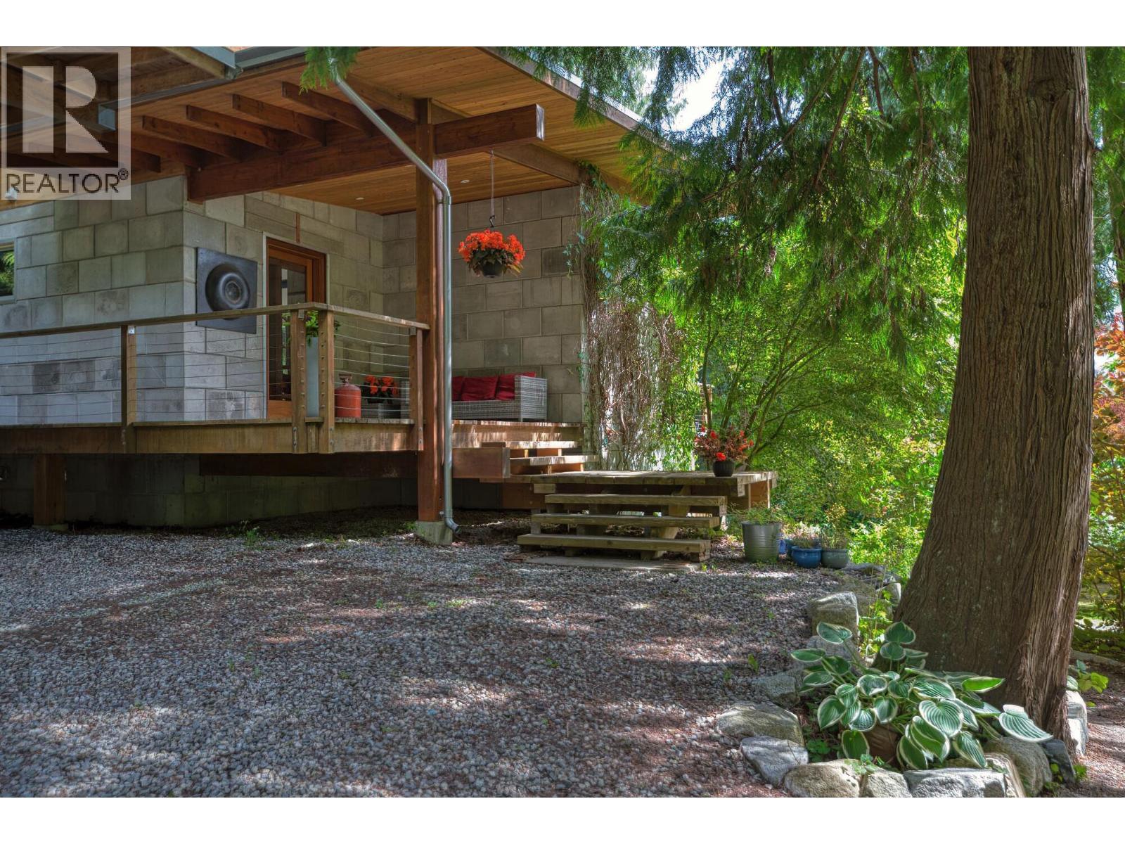 1111 Emery Road, Roberts Creek, British Columbia  V0N 2W0 - Photo 39 - R3138107