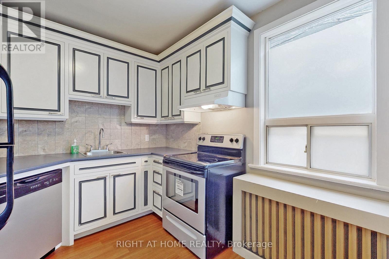 #a - 255 Lakeshore Road E, Mississauga, Ontario L5G 1G8 - Photo 11 - W13470256